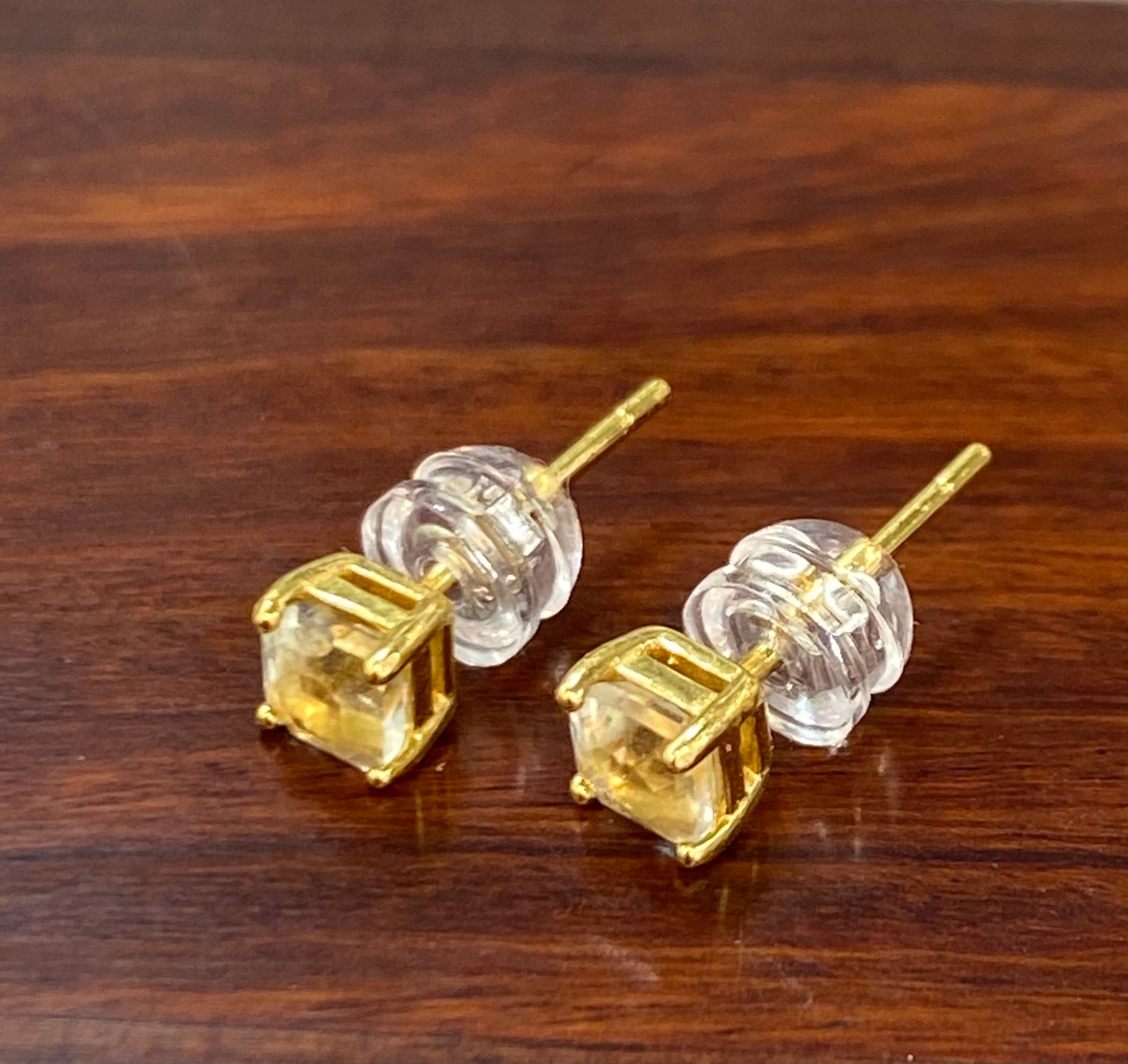 特選！宝石質リビアングラスピアス 4mm 本物保証 激安卸価格 | 水晶