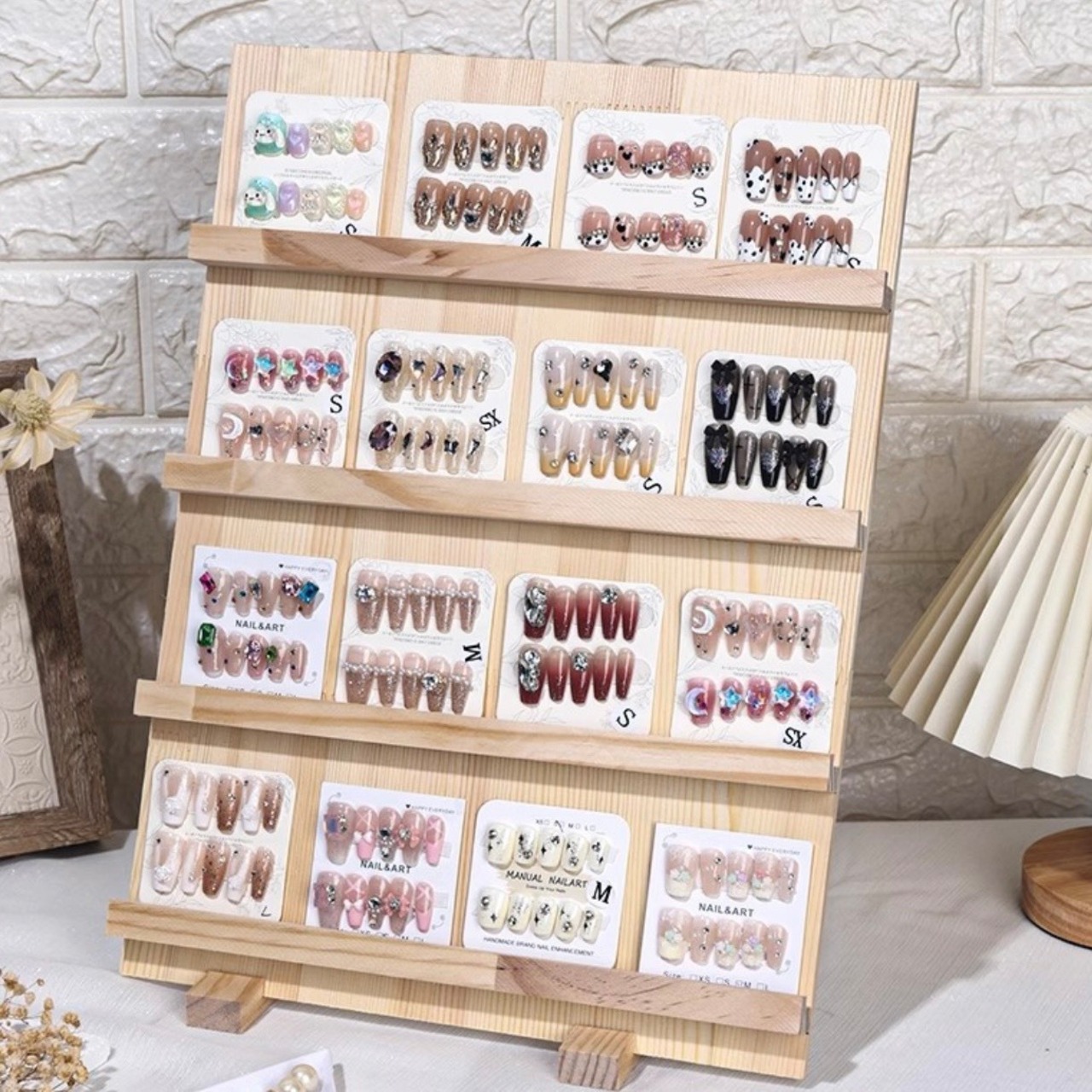 【木製 インテリア ディスプレイラック】 卓上ラック ディスプレイ 装飾 展示 ネイルチップ イヤリング ピアス シンプル おしゃれ 北欧テイスト 無垢材　