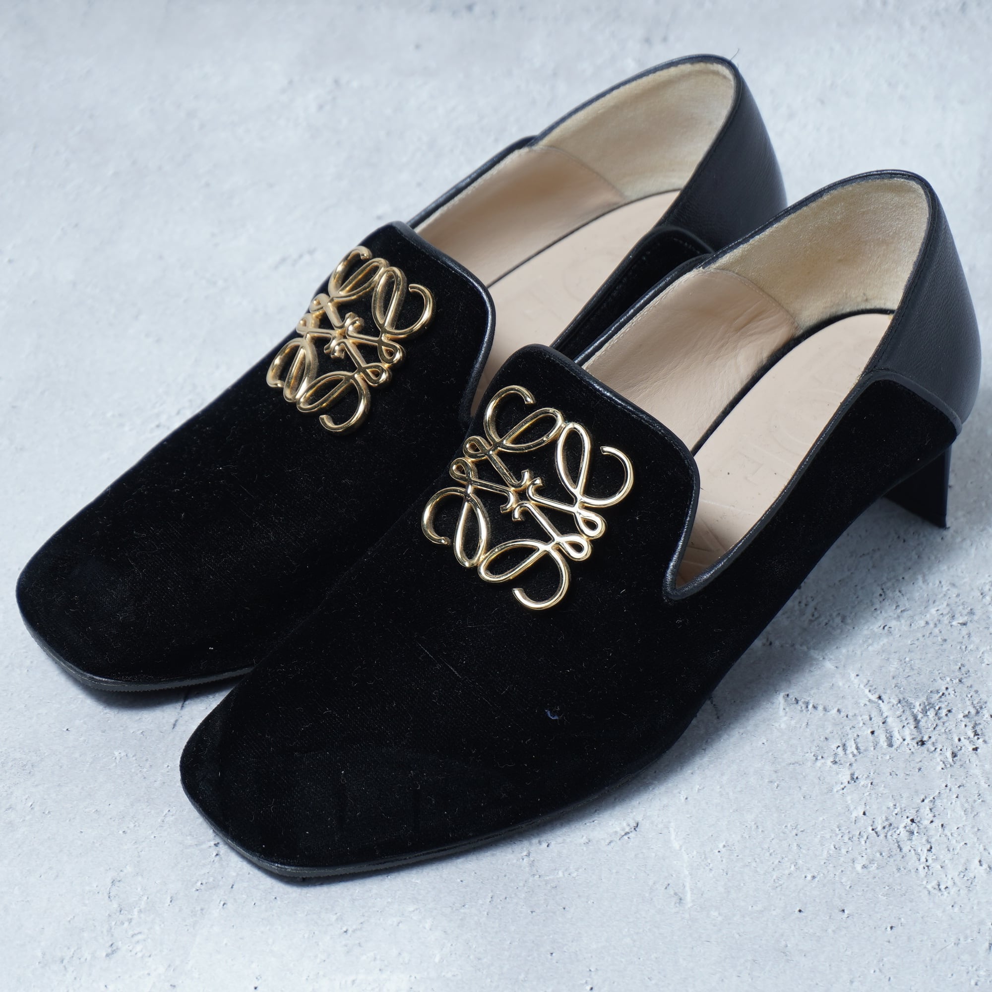 LOEWE ロエベ ベロア パンプス ブラック LOEWE】ロエベ ゴールドアナグラムロゴベロアパンプス black | MIXHIVE