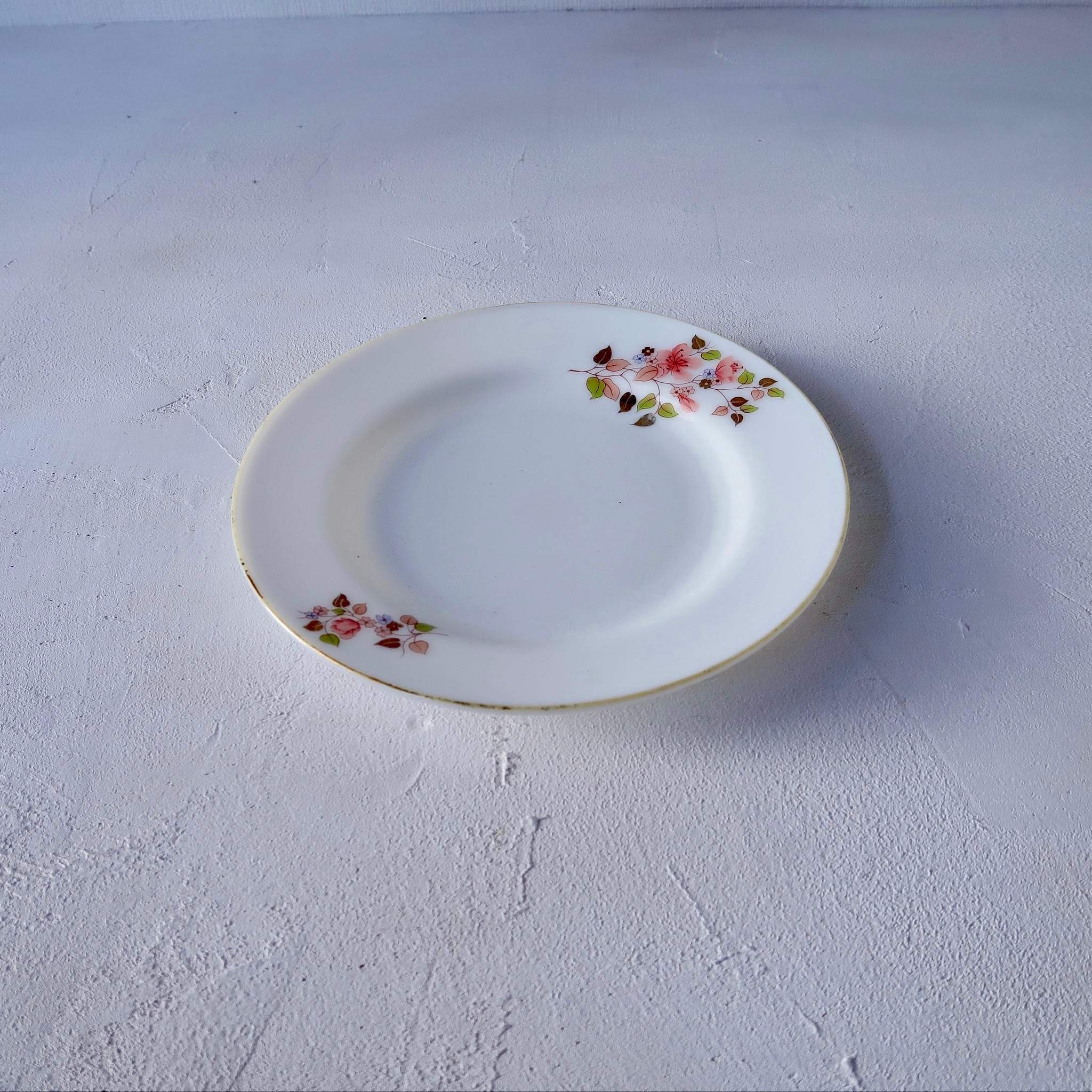 台湾食器】ミルクガラスのお皿 | SUISUI