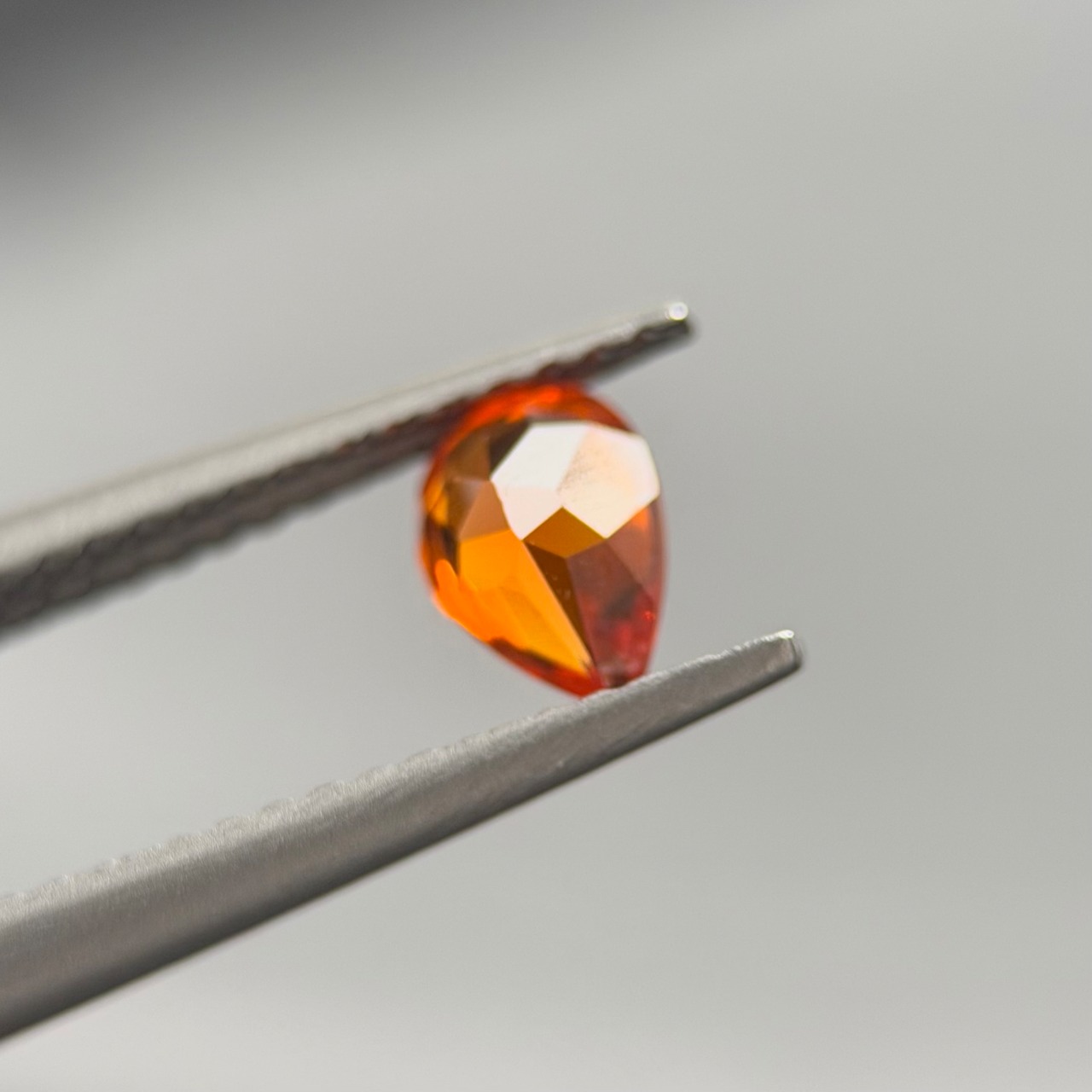 マンダリンガーネット ペアシェイプ 6.0x4.2mm, 0.54ct, ナミビア産