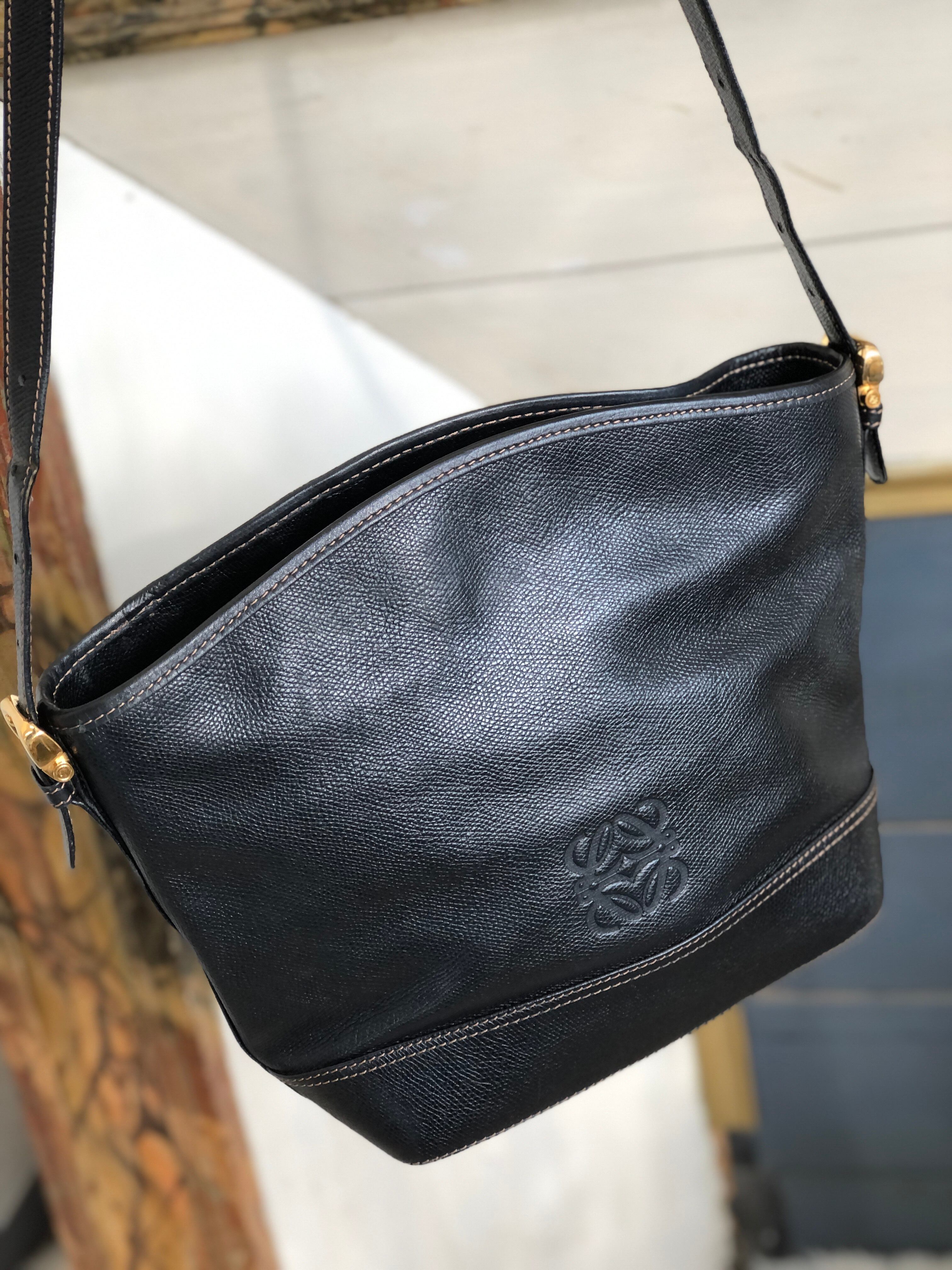 LOEWE  ショルダーバッグ　アナグラム型押し　巾着型　レザー　ブラック