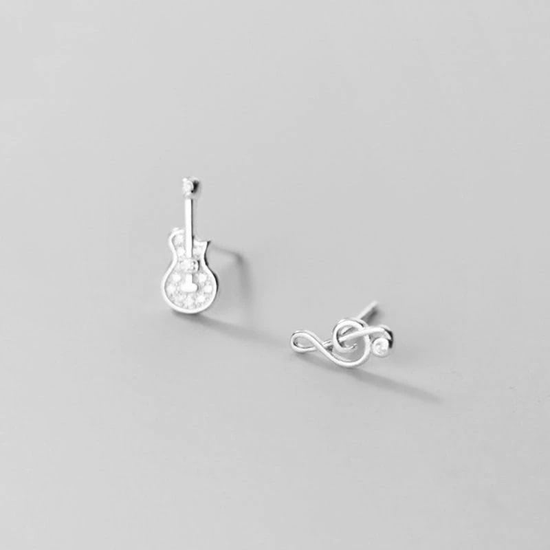 ギター＆ト音記号♪アシンメトリーなピアス E | Kuroneko Kazari