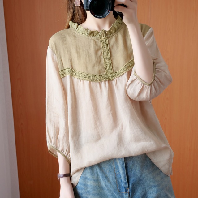 トップス レディース 送料無料  七分袖ブラウス パフスリーブブラウス フリルネック スタンドカラー バイカラー ツートーンカラー リネン コットン  おしゃれ フェミニン エレガント スタイル 小顔見せ 着痩せ 体形カバー インスタ トレンド きれいめ かわいい アースカラー ナチュラル コットン 綿 リネン 麻 ゆったり ゆる リラックス リゾート 旅行 お出かけ 大人かわいい プラスサイズ ラージサイズ L XL ブラウス 透け感 上品 薄手 ドレープ レース ステッチ フリル