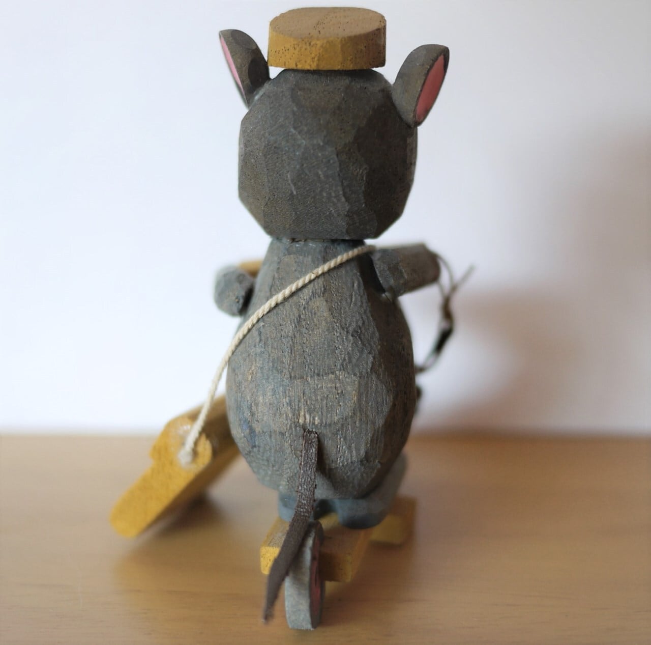 ねずみのお仕事 郵便屋さん 木彫り ドイツ | こりすのパン屋Base店