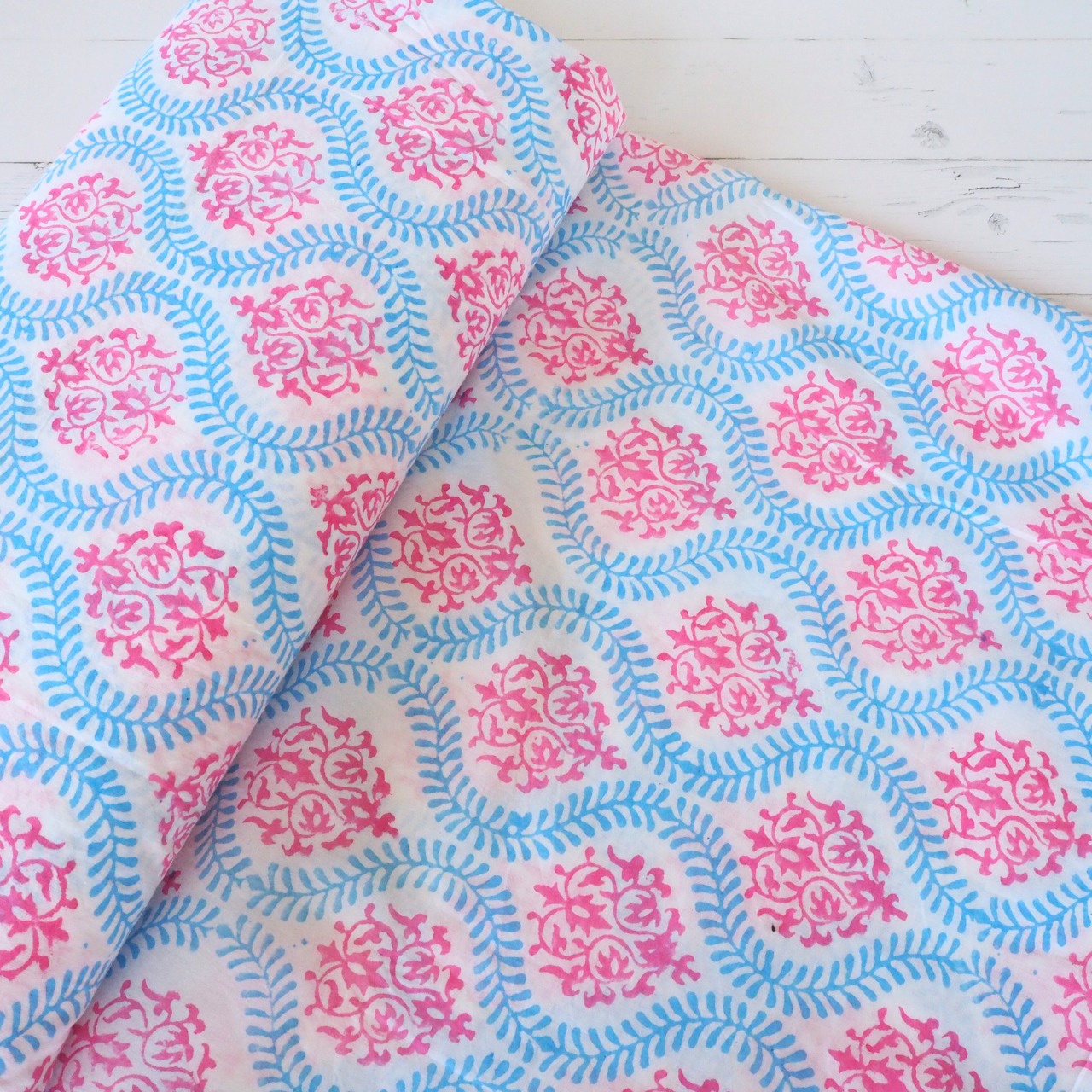 ブロックプリント生地【50cm単位】インド綿 白×水色/ピンク #11010-WT1