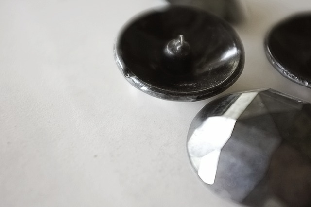 フランス 19世紀 4c 物言わぬ灰黒色の月と黒ガラスボタン ブローチ アンティーク