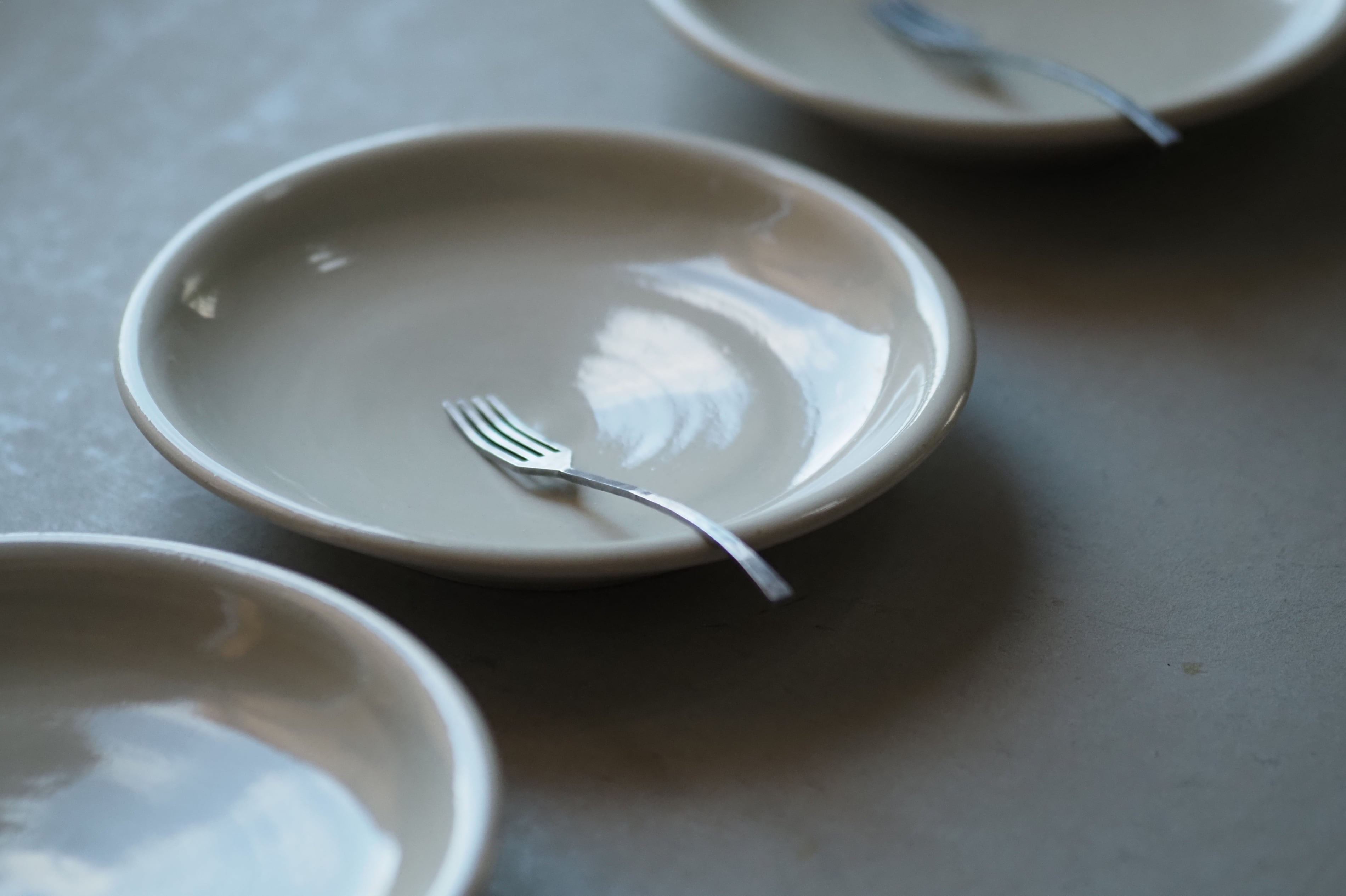 【最終価格】余宮隆さん　刷毛目取皿　2枚 余宮隆 21.天草端反り6寸皿 | 陶屋なづな