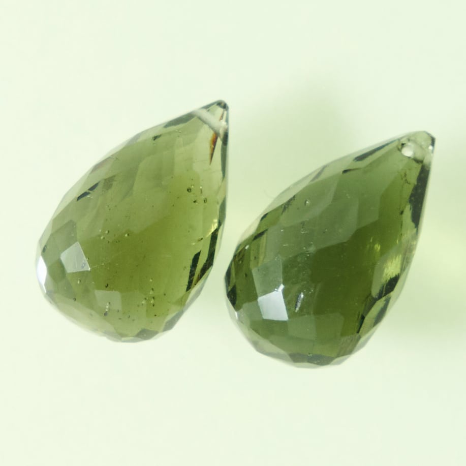 【稀少石】(ペア) モルダバイト 6.60ct/ブリオレットカット/穴あり【チェコ共和国】nmod-0039