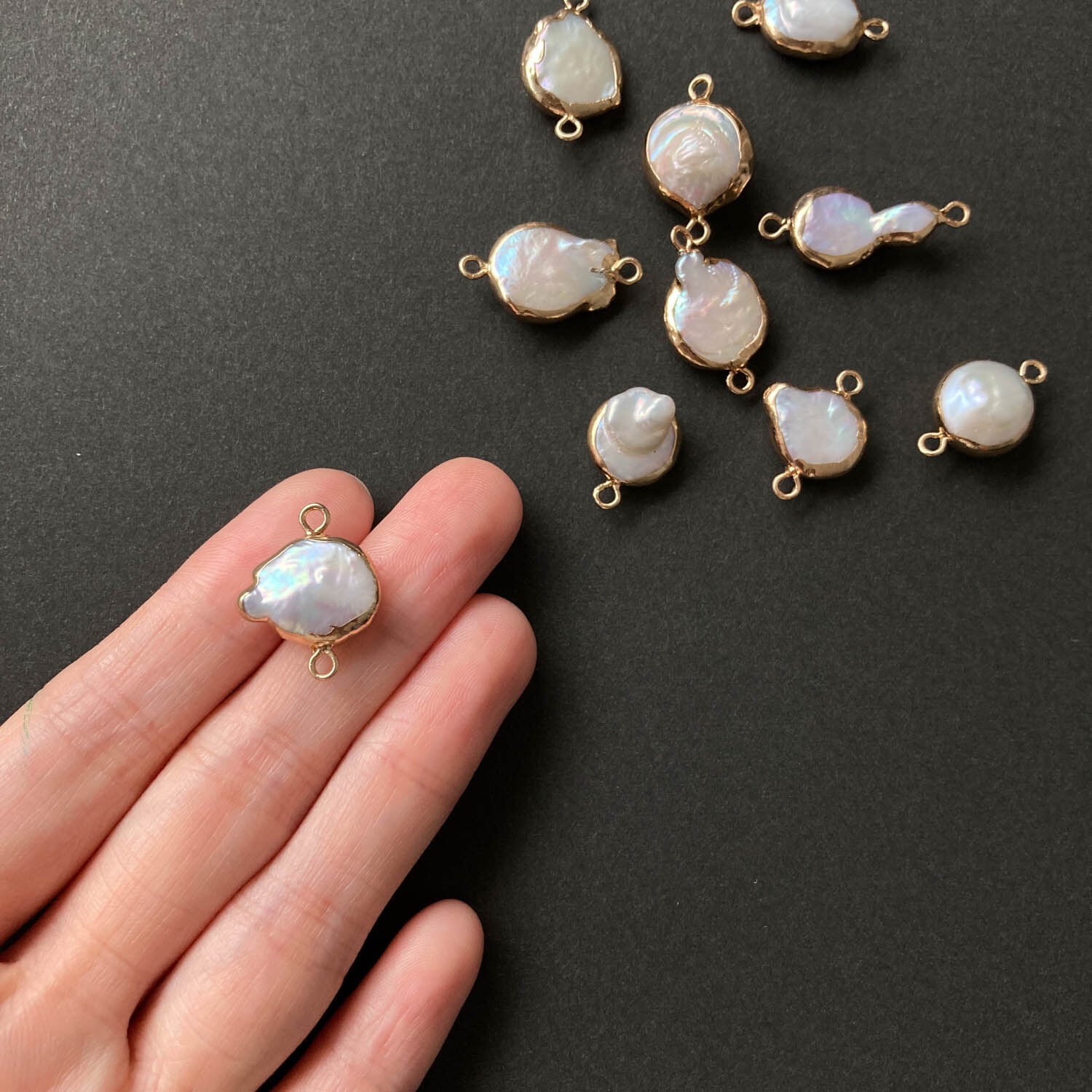 再入荷〉ゴールド縁いびつ淡水パールチャーム | Dua-アクセサリー