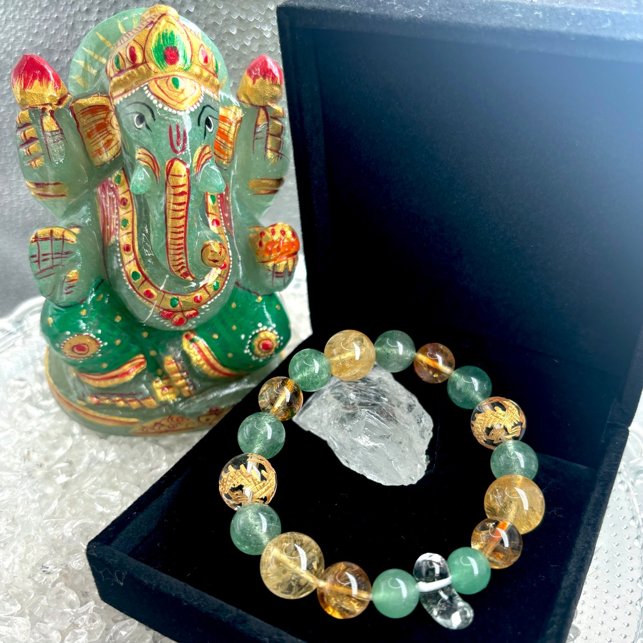 ガネーシャ様の祈りのブレスレット(ガネーシュヒマール産水晶の勾玉入り)