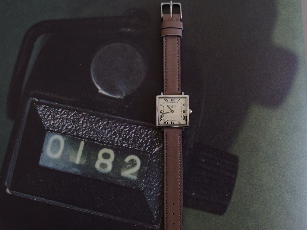 VAGUE WATCH / ヴァーグウォッチ】Carré 25mm / グレーレザーベルト