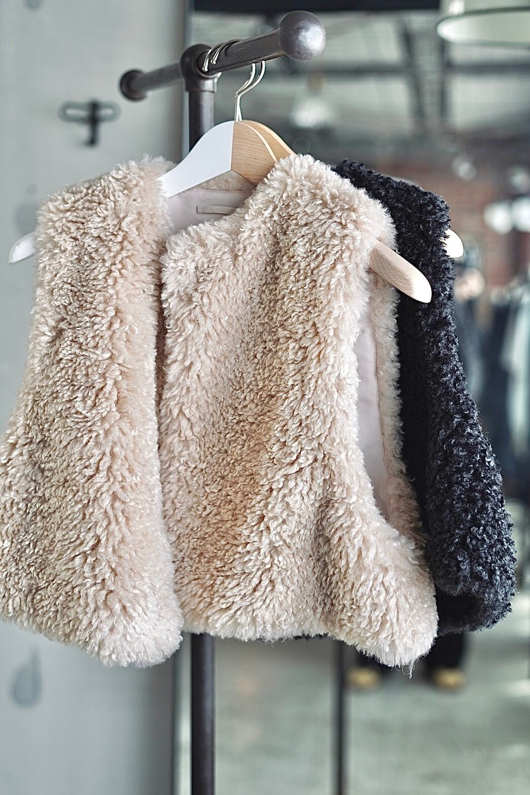 HYKE / FAUX SHEARLING CROPPED VEST (BLACK , CREAM) | JUQUI Online
