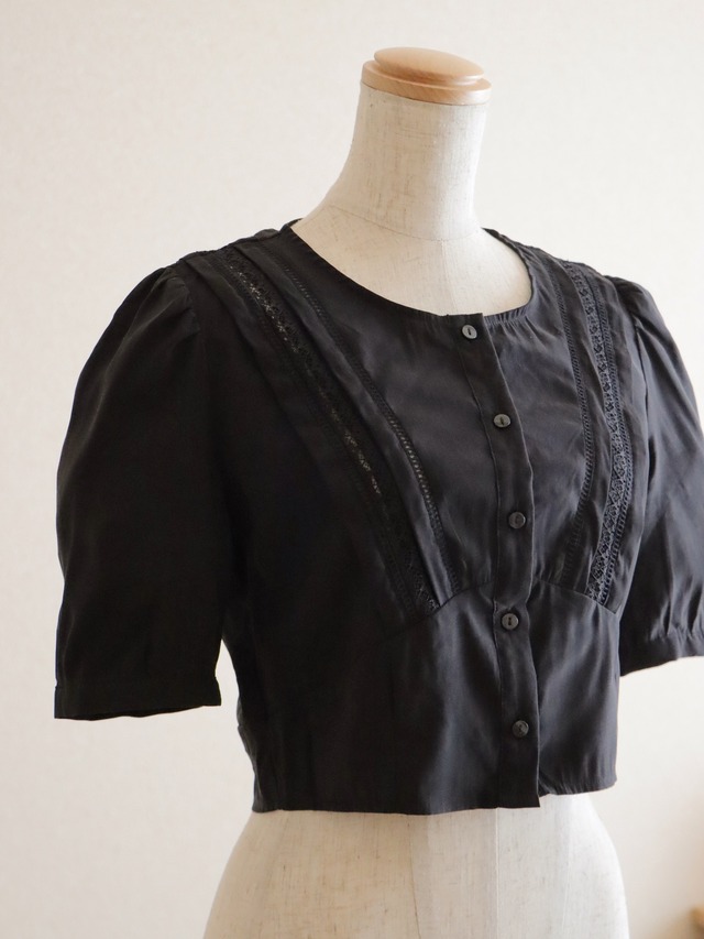 ●lace design black cropped blouse