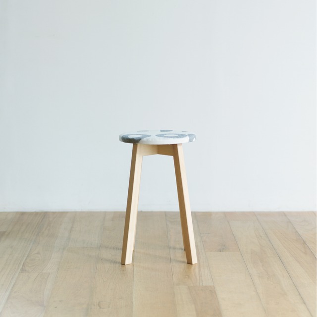 〈46/D. × SUGIKOJO〉CIRCLE FABRIC STOOL / IVORY