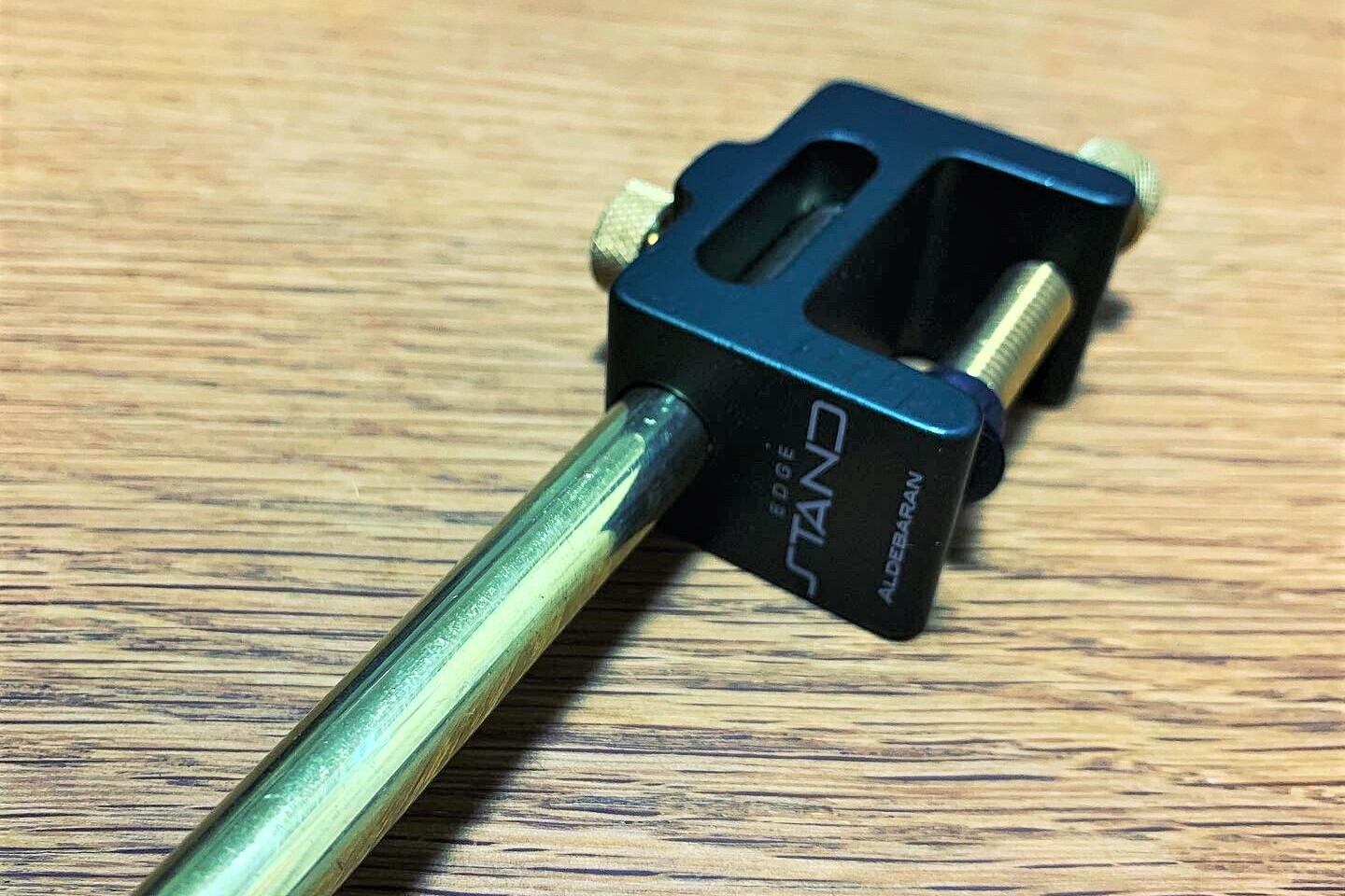 brunt エッジスタンド　ポール2本　タン 入荷すると即完売。オプション豊富なテーブルにつけるランタン