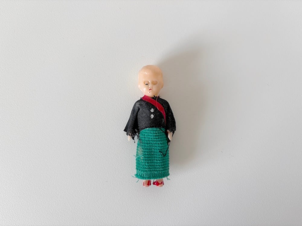 【ヨーロッパ】目がぱちぱちする小さな人形 / 緑色のズボン