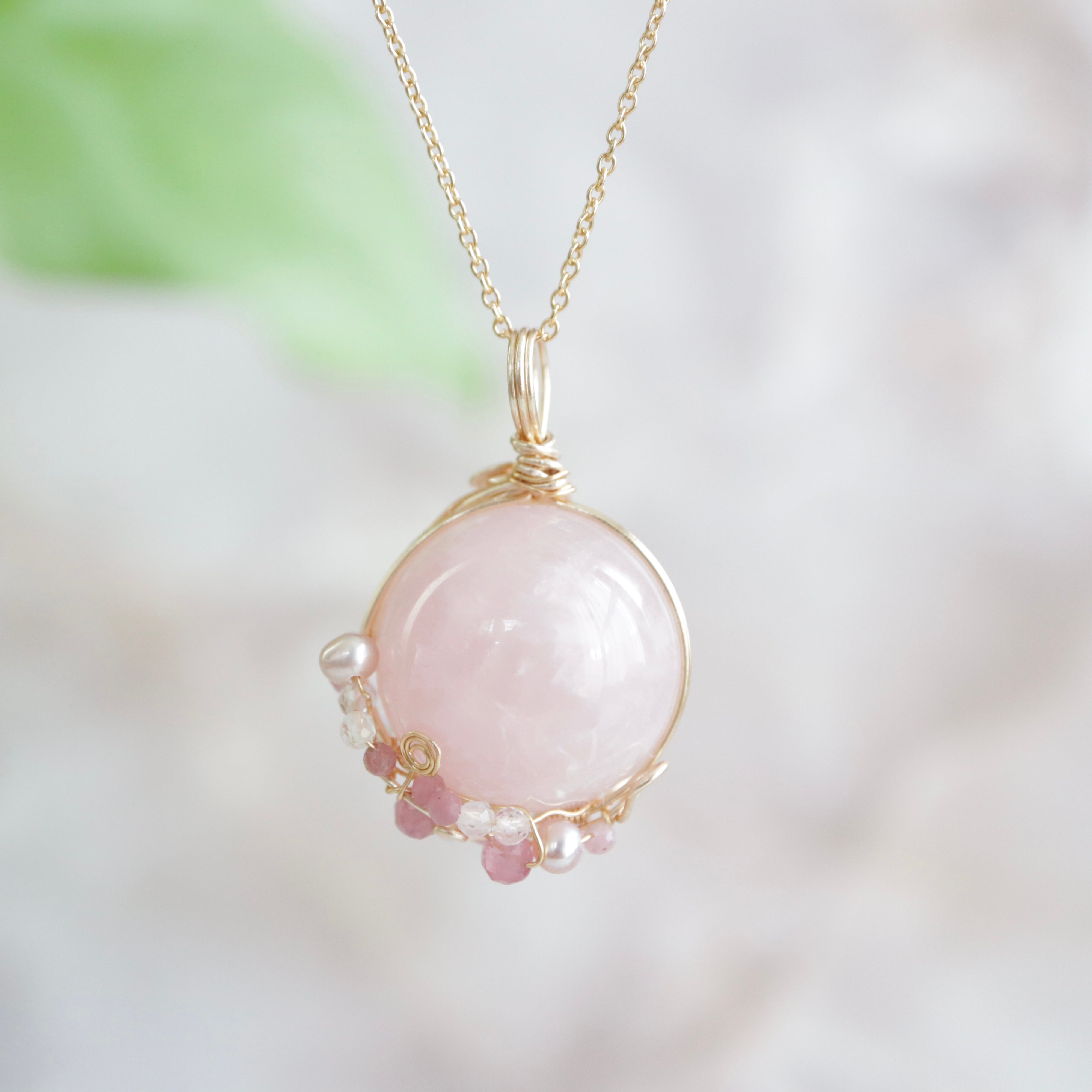 ローズクォーツスフィアのペンダントトップ《とろける恋色》|甘くやさしい恋のお守り石
