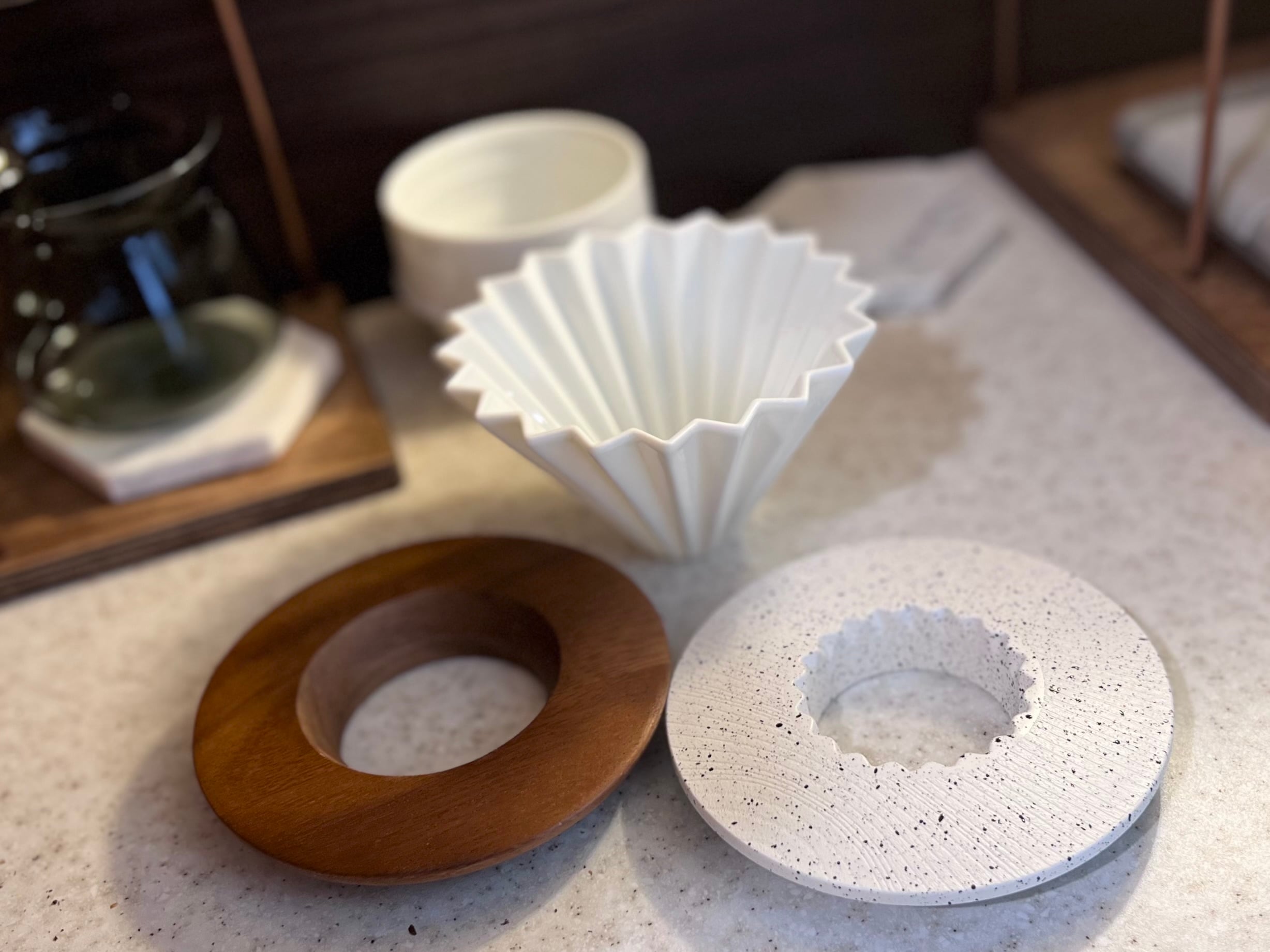Origami ドリッパーホルダー 木目ホワイト×ブラック | COFFEE LAB KOMAMEYA