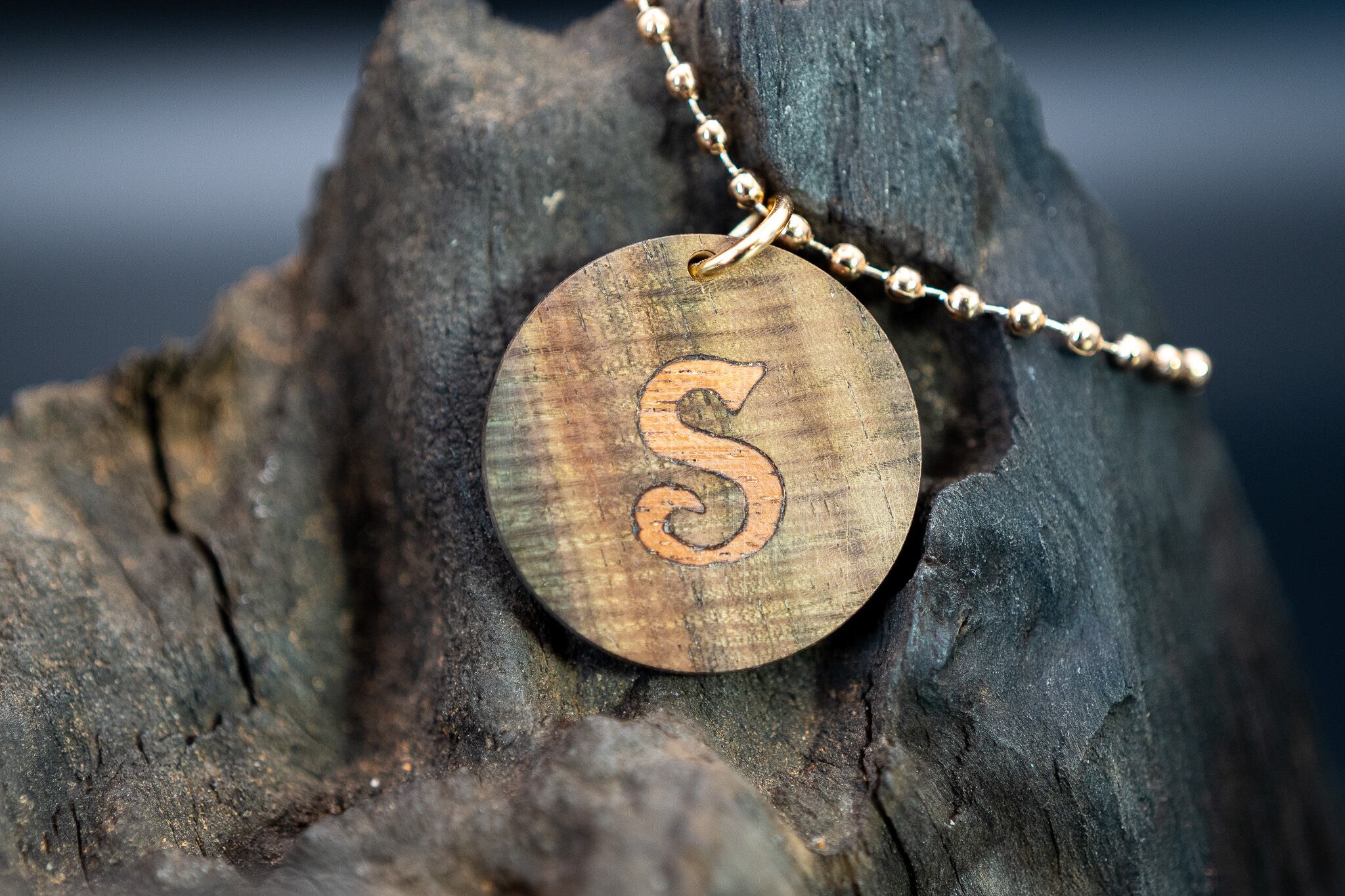 【21世紀最高峰の材】サイアミーズローズウッド マイクロカーリー ラウンド タグ イニシャル