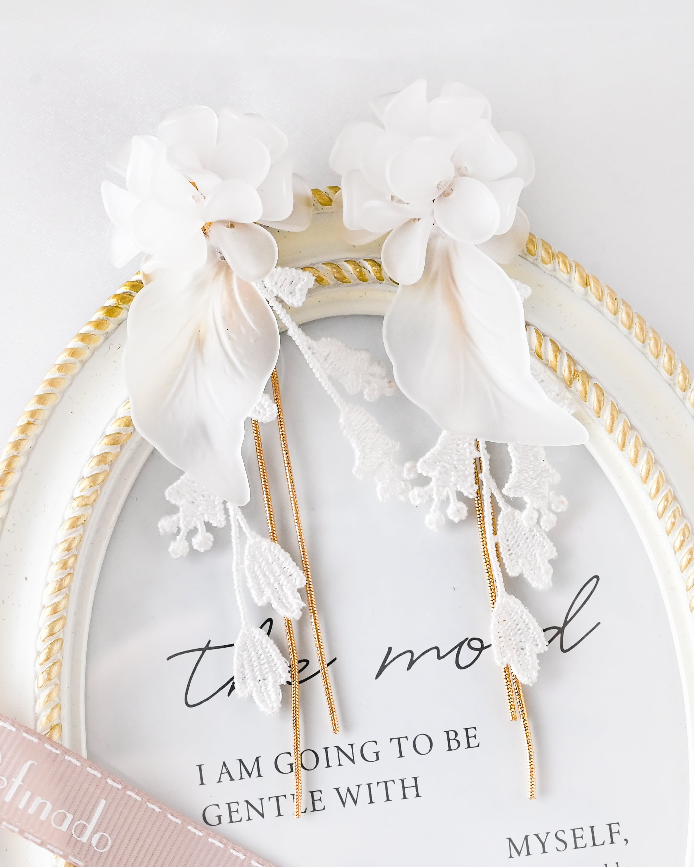 ホワイトフラワーレースピアス / イヤリング【AE2512-08】