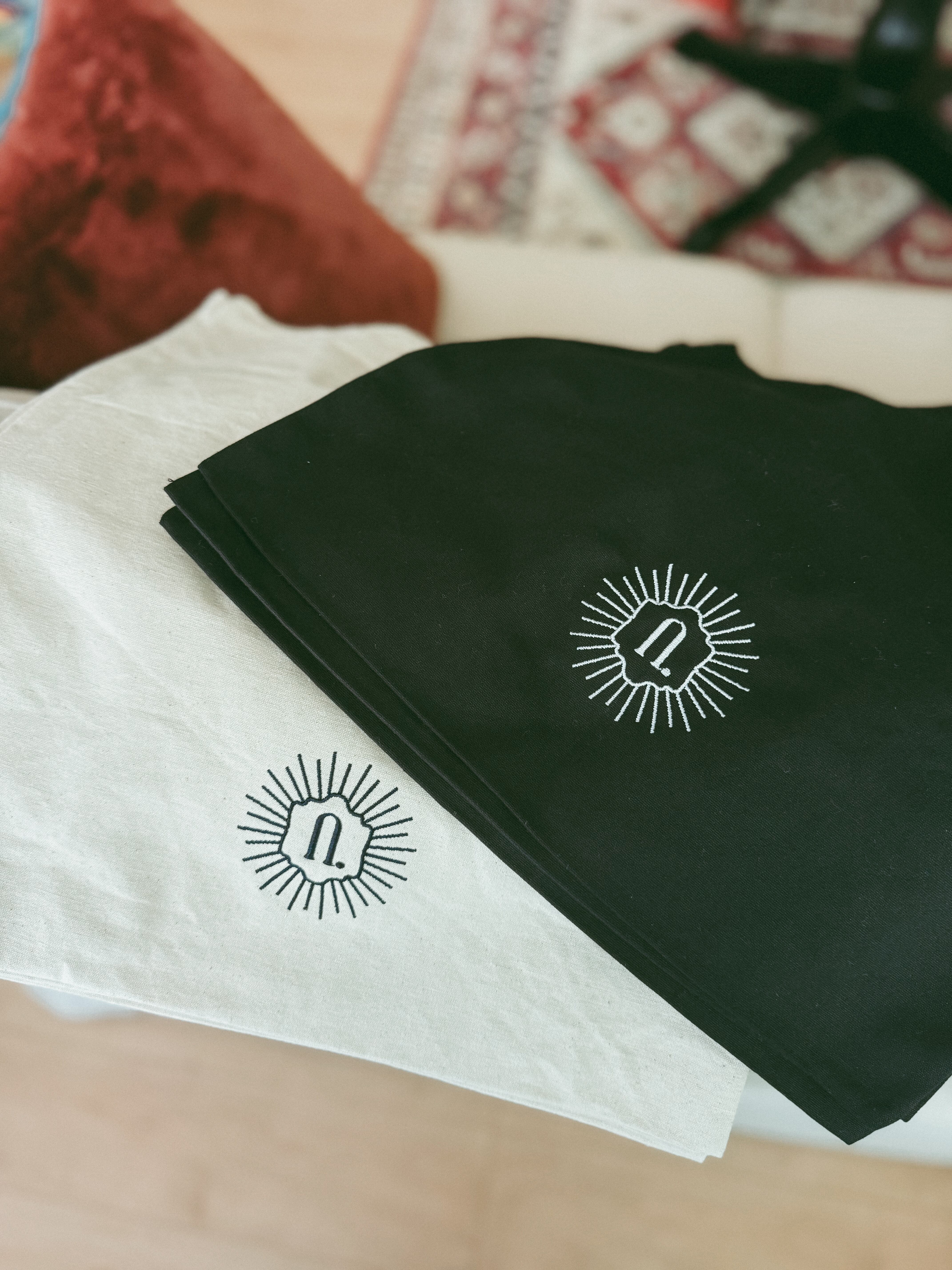 n. Logo Tote / color : black