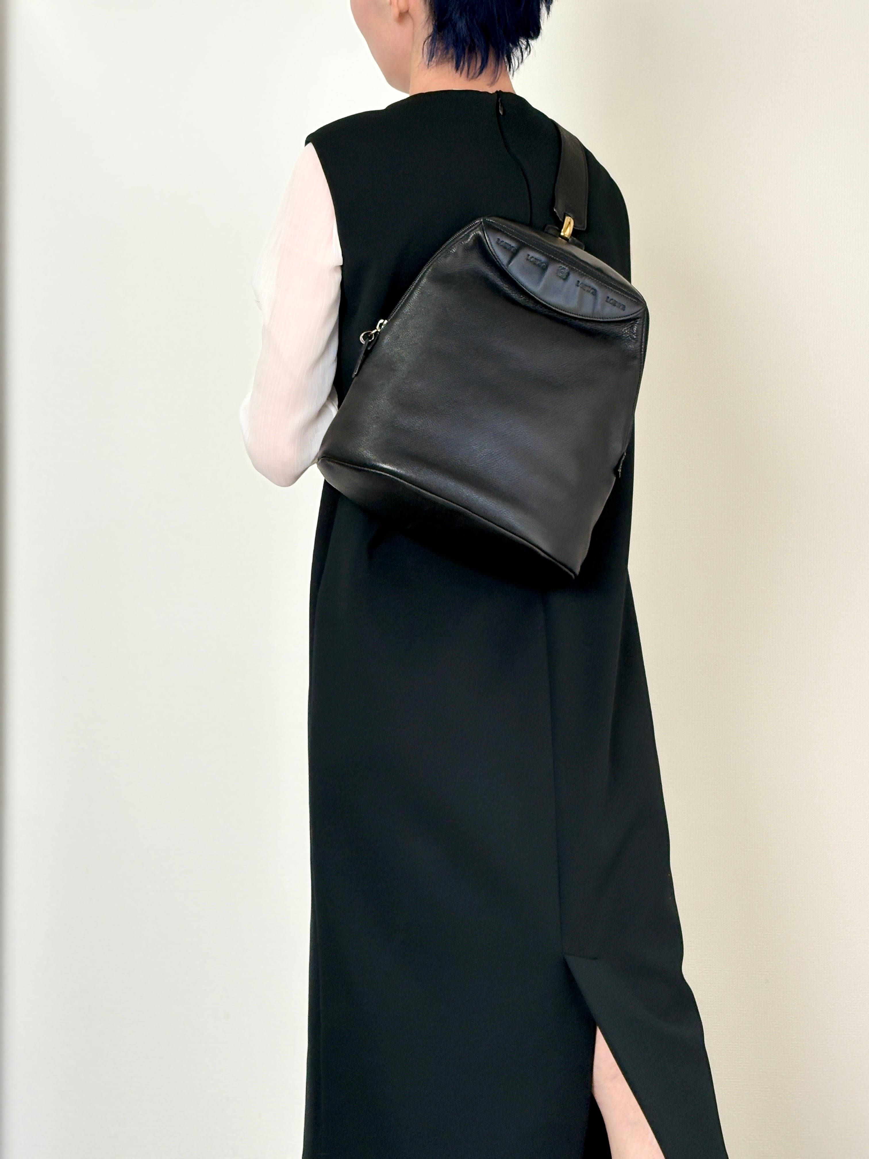 美品✨ ロエベ ワンショルダーバッグ 肩掛け ロゴ 型押し レザー ブラック LOEWE ロエベ ショルダーバッグ ブラック アナグラム 型押し レザー
