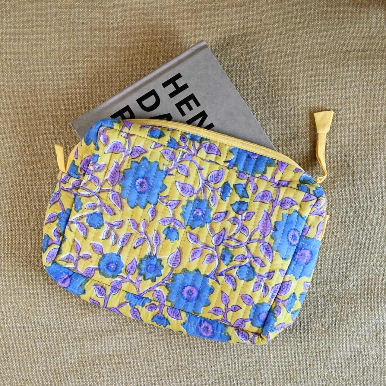 【 残り1点 】shesay ブロックプリント キルティングポーチ|イエロー 大きめ 花柄 おしゃれ 雑貨屋