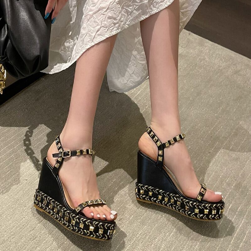 ブラックレザー花柄ウェッジサンダル 美品】サンローラン レザー ブラックレザー花柄ウェッジサンダル 美品】サンローラン レザー