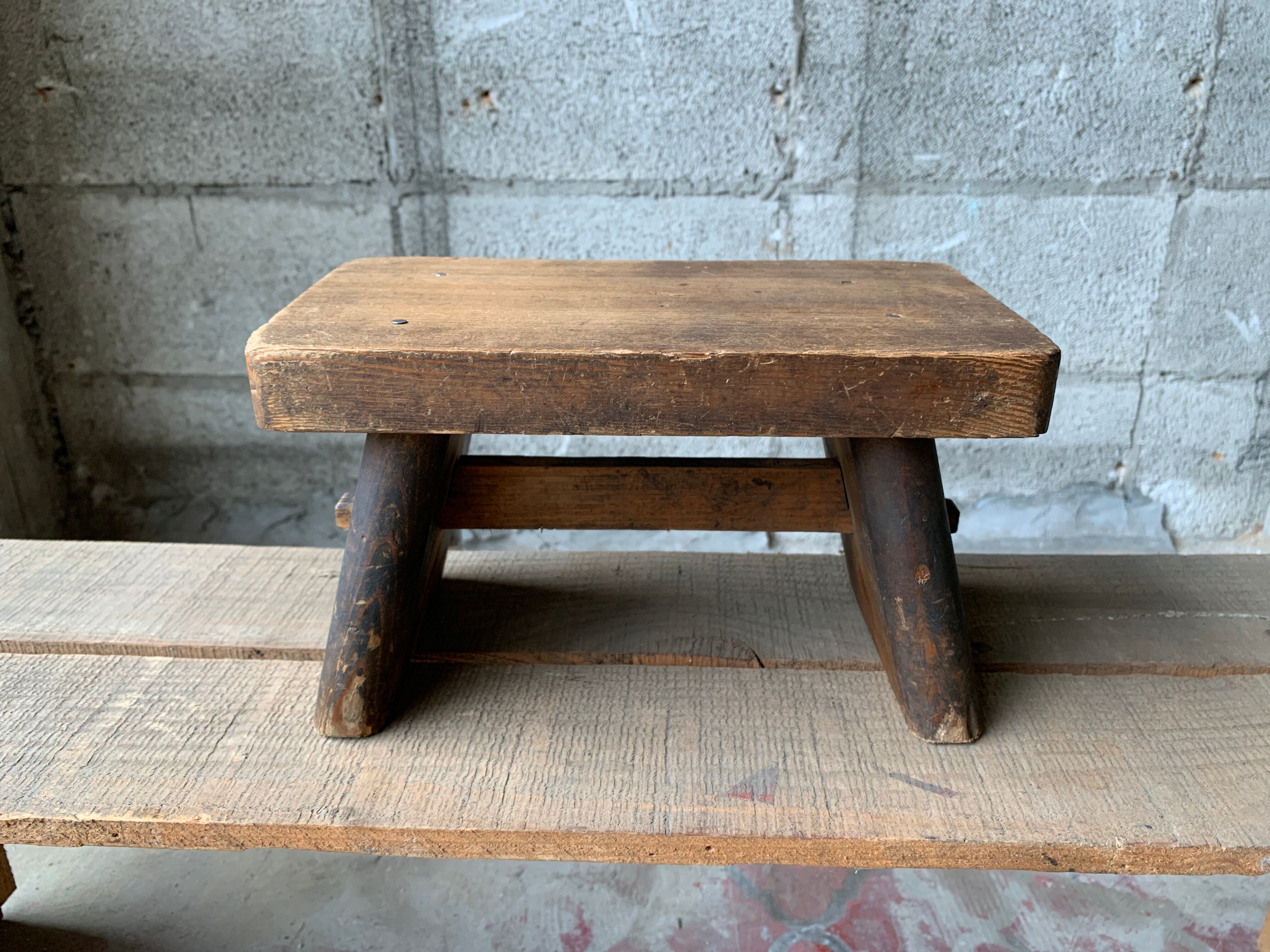 木の色味が渋い小さな木台 | 古材古道具屋 ひの芽 