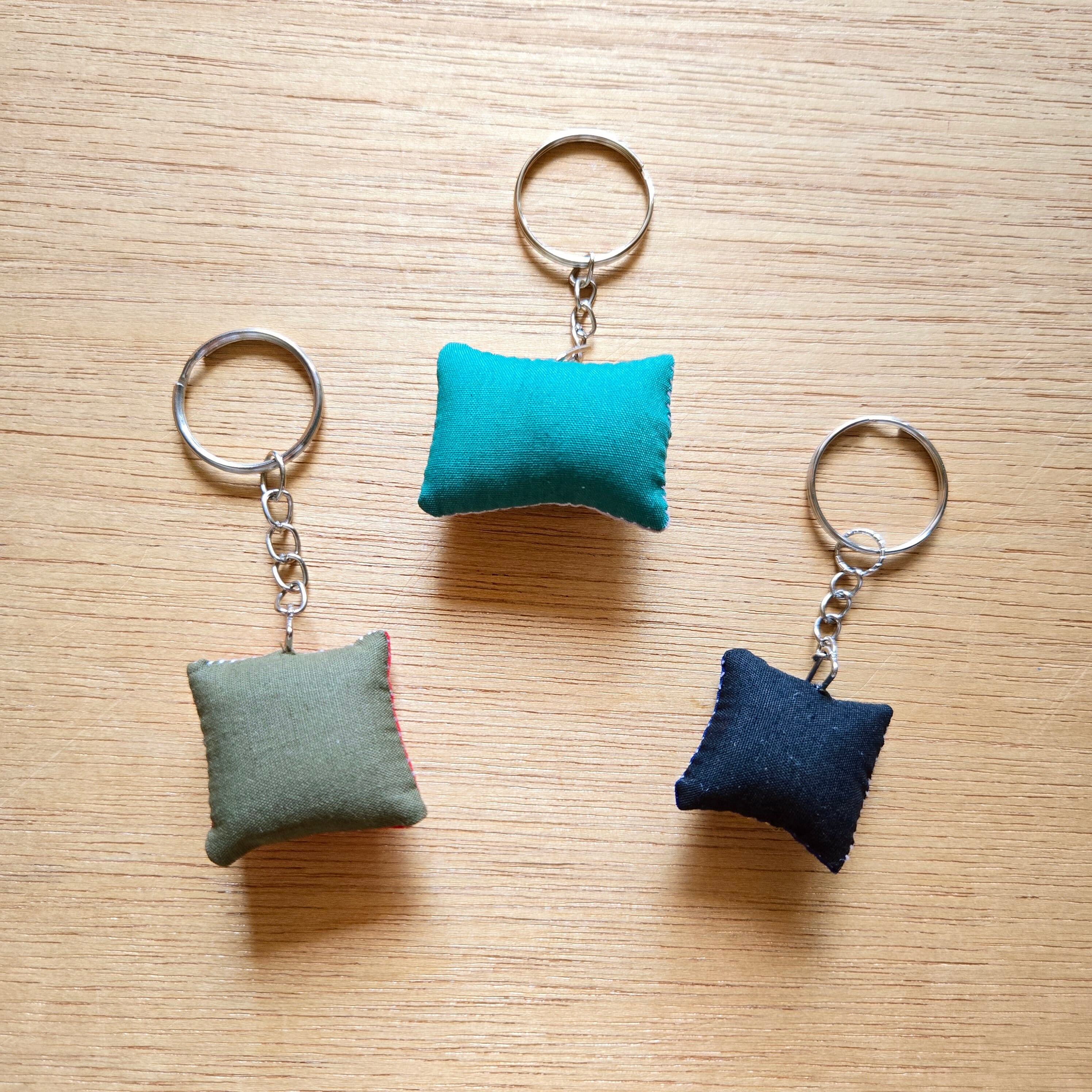 ラオス ゆる手刺繍キーホルダー | gururi