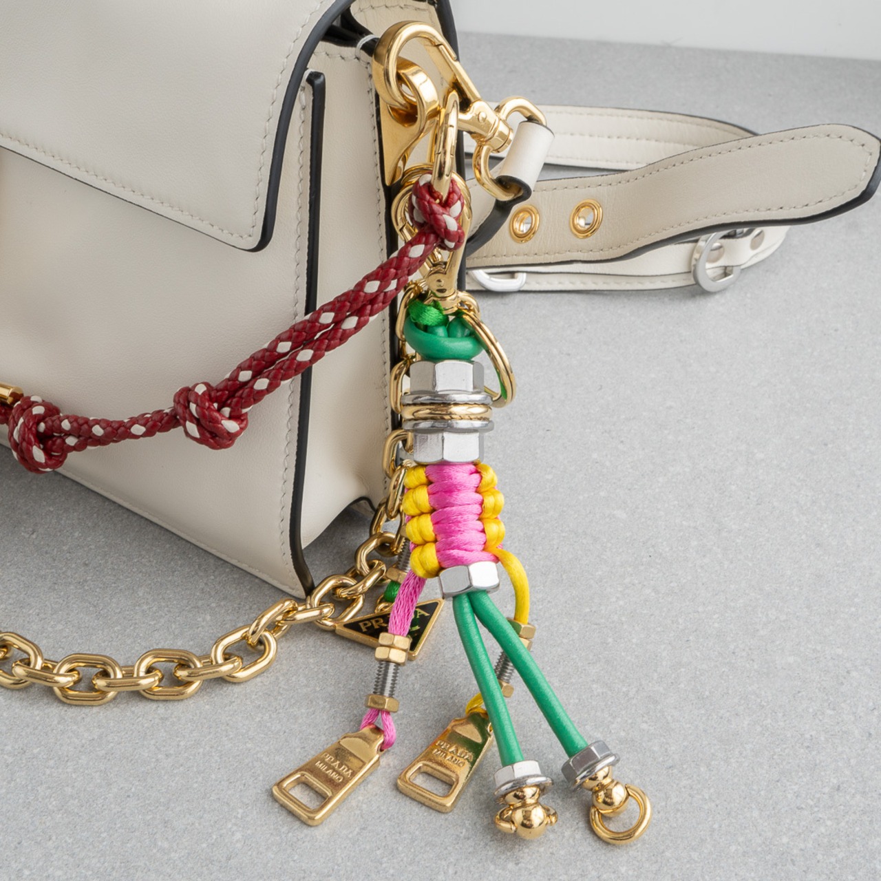 プラダ チャーム付 ソフトサウンド スモール ホワイト レザー AW25　