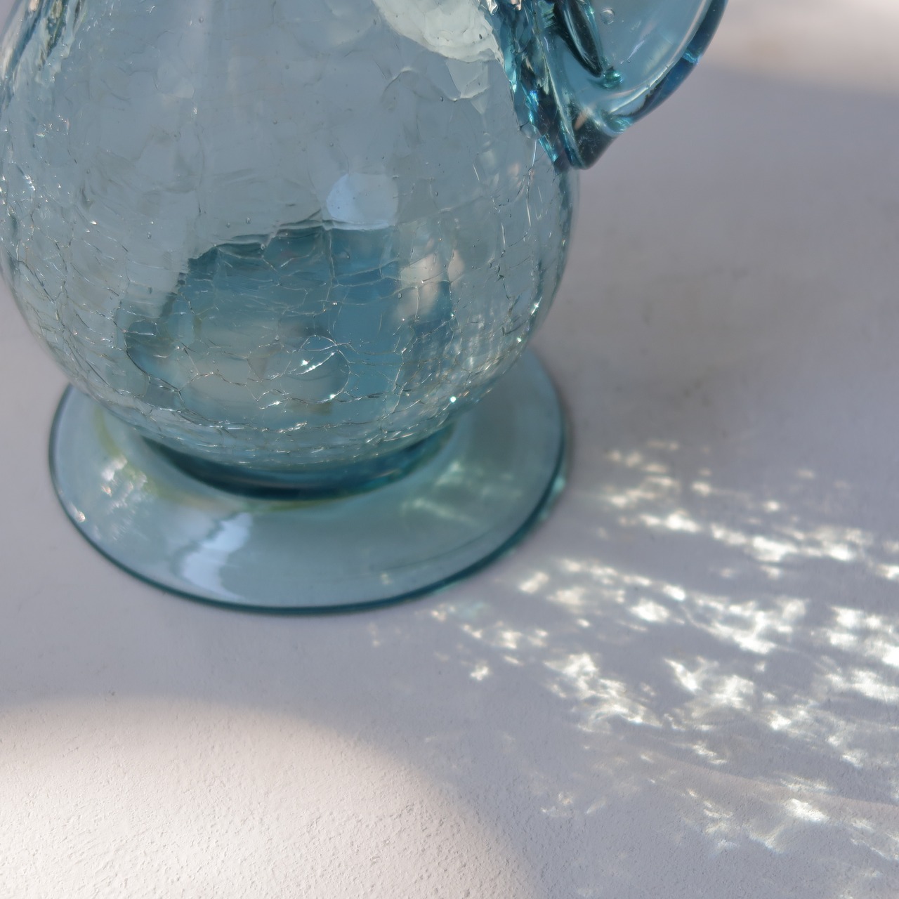 クラックの入った水色の水差し