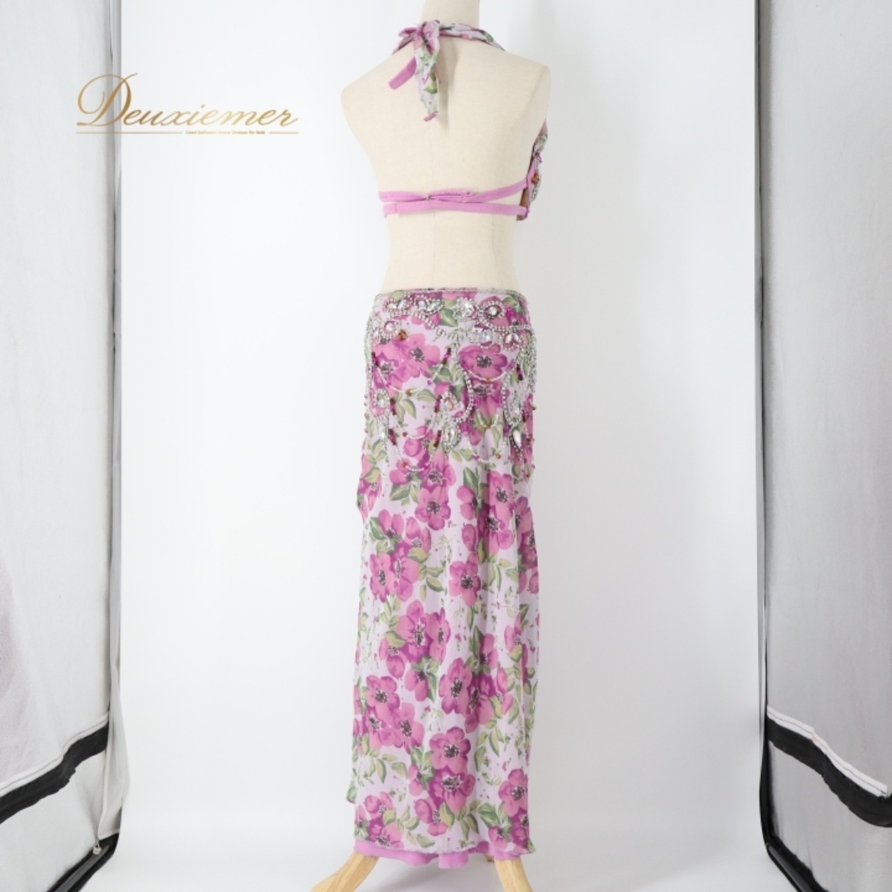 ベリーダンス オリエンタル 衣装 上下セット ピンク系 トップス スカート アーム アーム飾り 紫 緑 花柄 鮮やか かわいい ダンス衣装 ラインストーン ビーズ 豪華 装飾 ステージ イベント 華やか パープル系 グリーン系