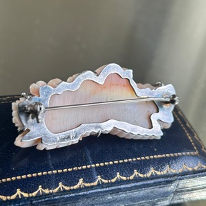 Vintage  薄桃サンゴカービング　桜にヒヨドリのブローチ