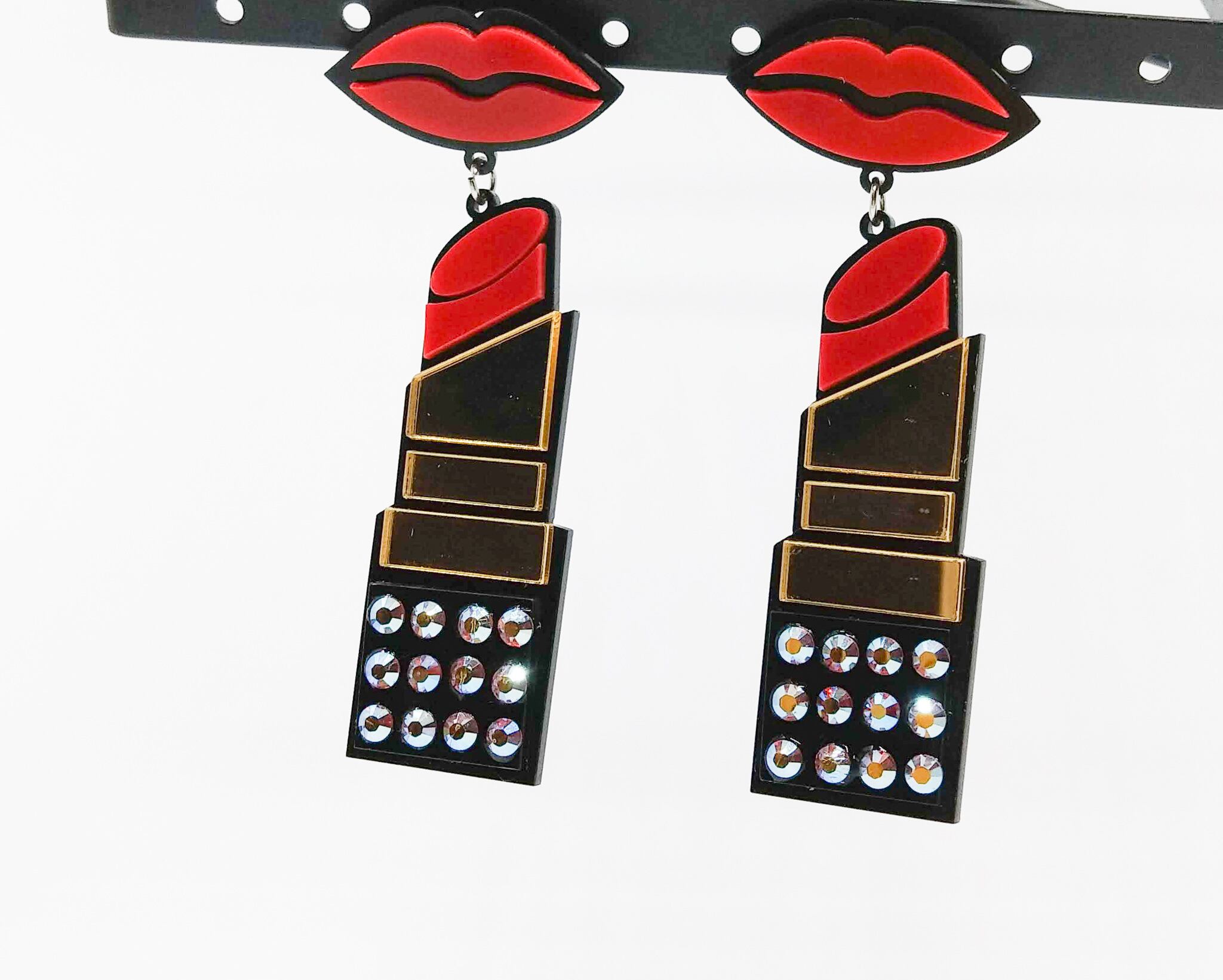唇にリップスティック スワロフスキー ハンドメイド ピアス イヤリング パーティ ゴージャス イベント キラキラ アクセサリー 口紅 リップ くちびる 華やか スワロ ギラギラ フェス クラブ ダンス 発表会