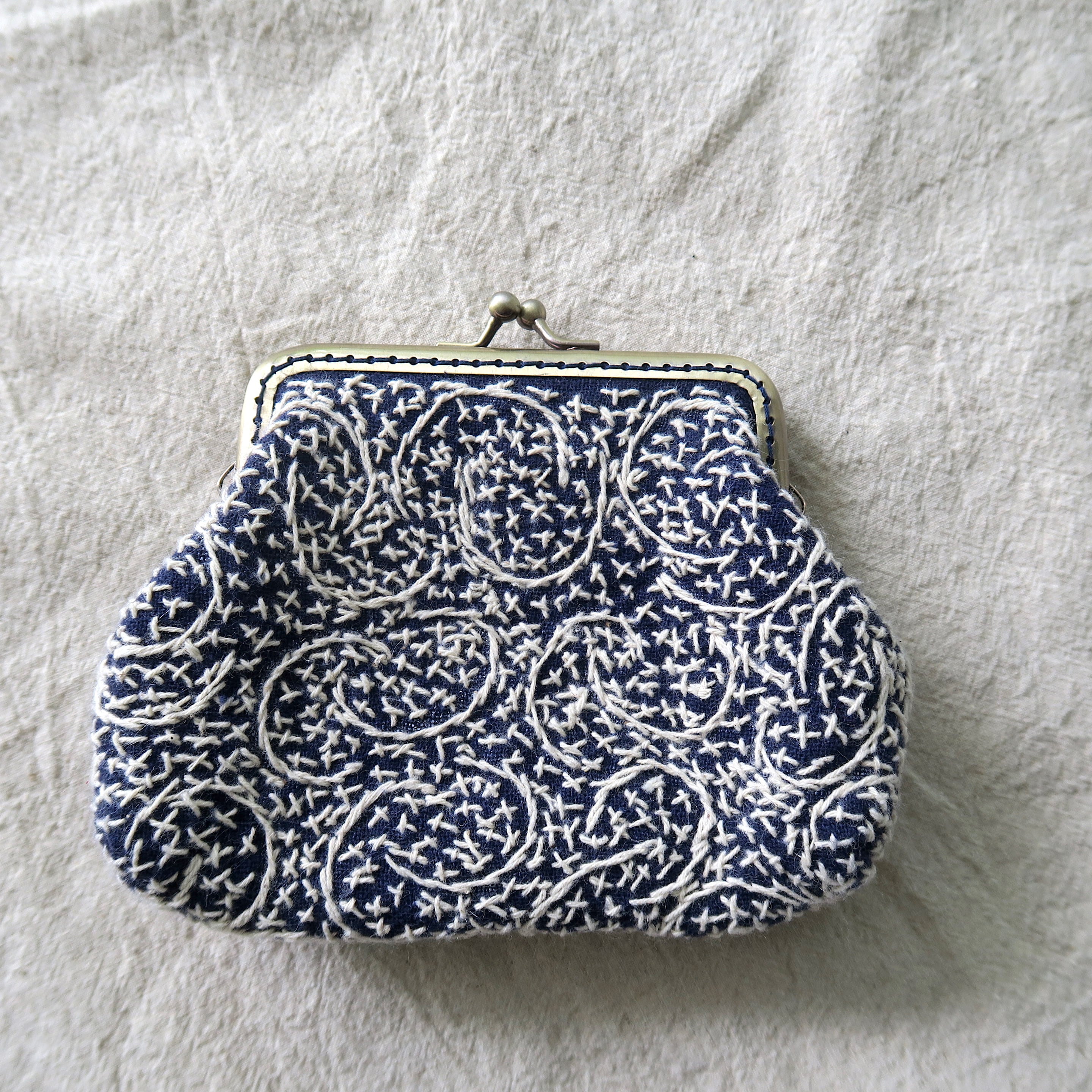 刺し子 × インディゴのがま口ポーチ
