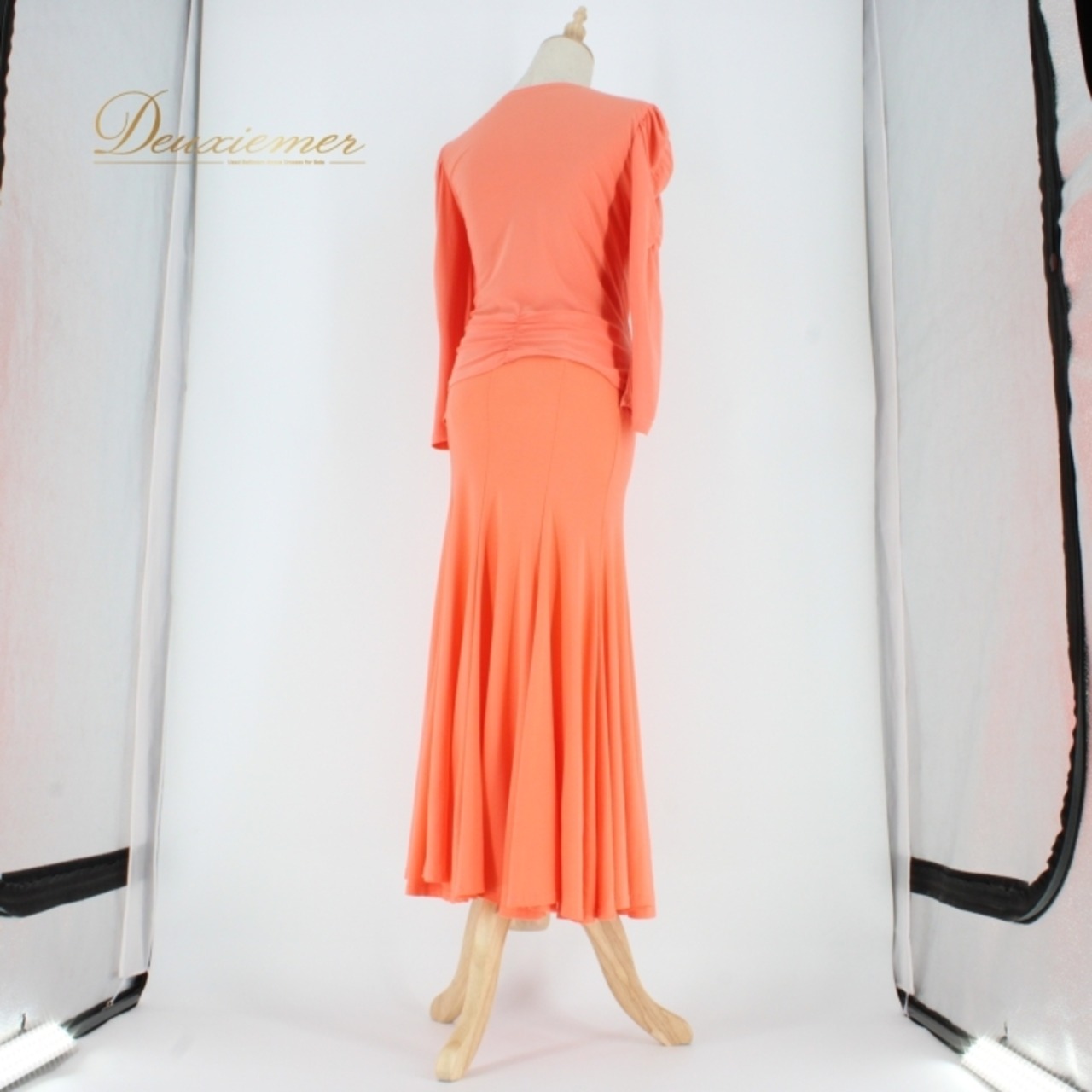 社交ダンス 衣装 スタンダード 上下セット ツーピース レッスンウェア パーティ衣装 シンプル オレンジ系 ICHIOKU イチオク ラインストーン 長袖 体型カバー フレアスカート ダンスウェア 女性用 ダンスレッスン スタイリッシュ おしゃれ 新作 着心地良い 伸縮性 ポリエステル ポリウレタン 上下セットアップ 別売り不可 ラインストーン付き 軽量 快適 オレンジカラー