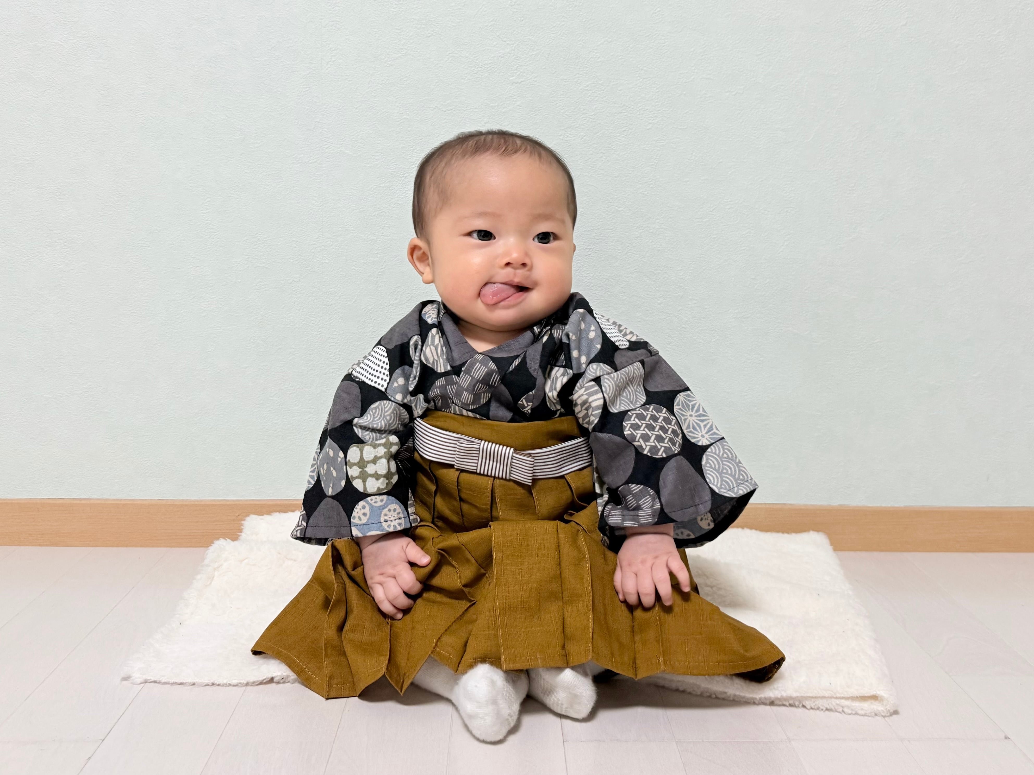 ファースト着物と袴のセット（丸に和柄）