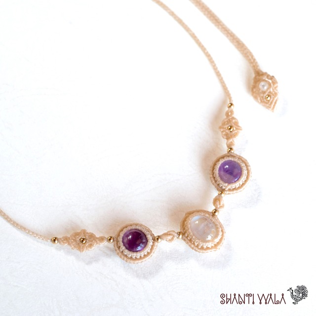 アメジスト×ムーンストーンの３連 マクラメ編み 天然石ネックレス