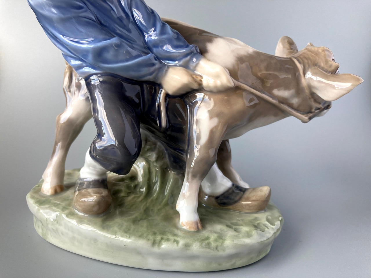 2024年レディースファッション福袋特集 フィギュリン ロイヤルコペンハーゲン 「Boy calf」牛飼い with 工芸品