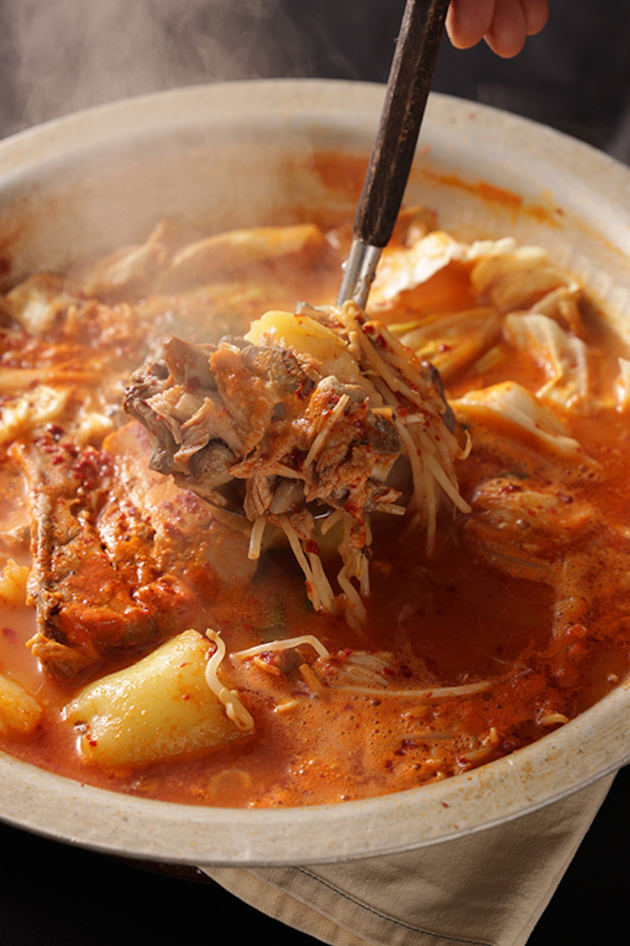 「カムジャタン」豚背骨肉でとった濃厚なスープとじゃが芋を入れた肉じゃが風お鍋1人分