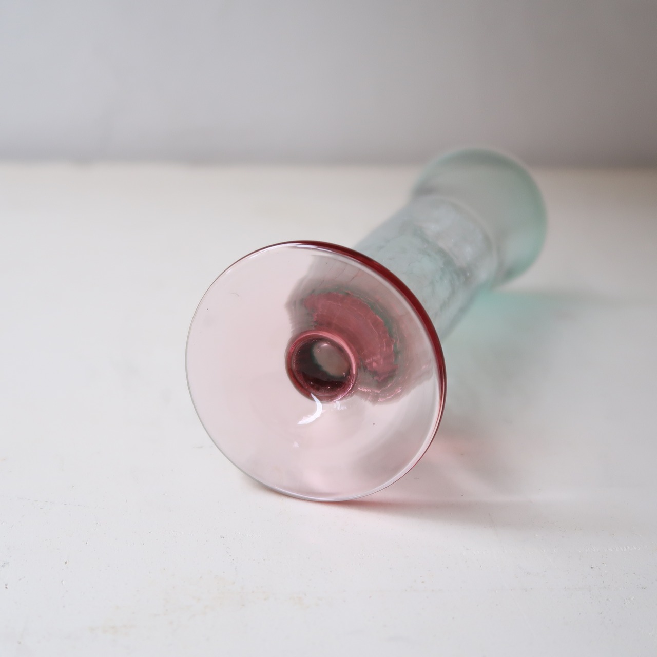 朝の海辺のような花瓶