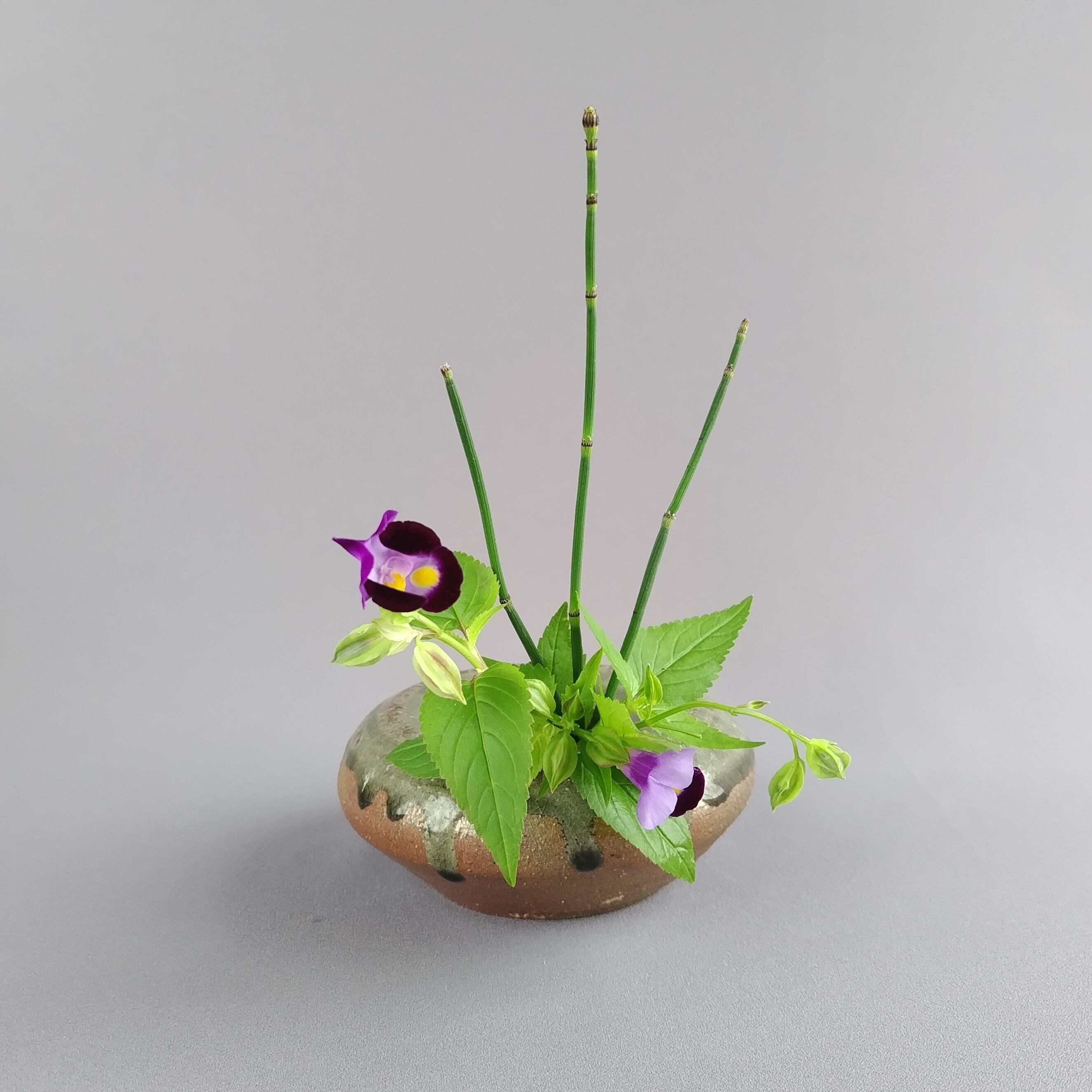 一品作の変形筒型花器