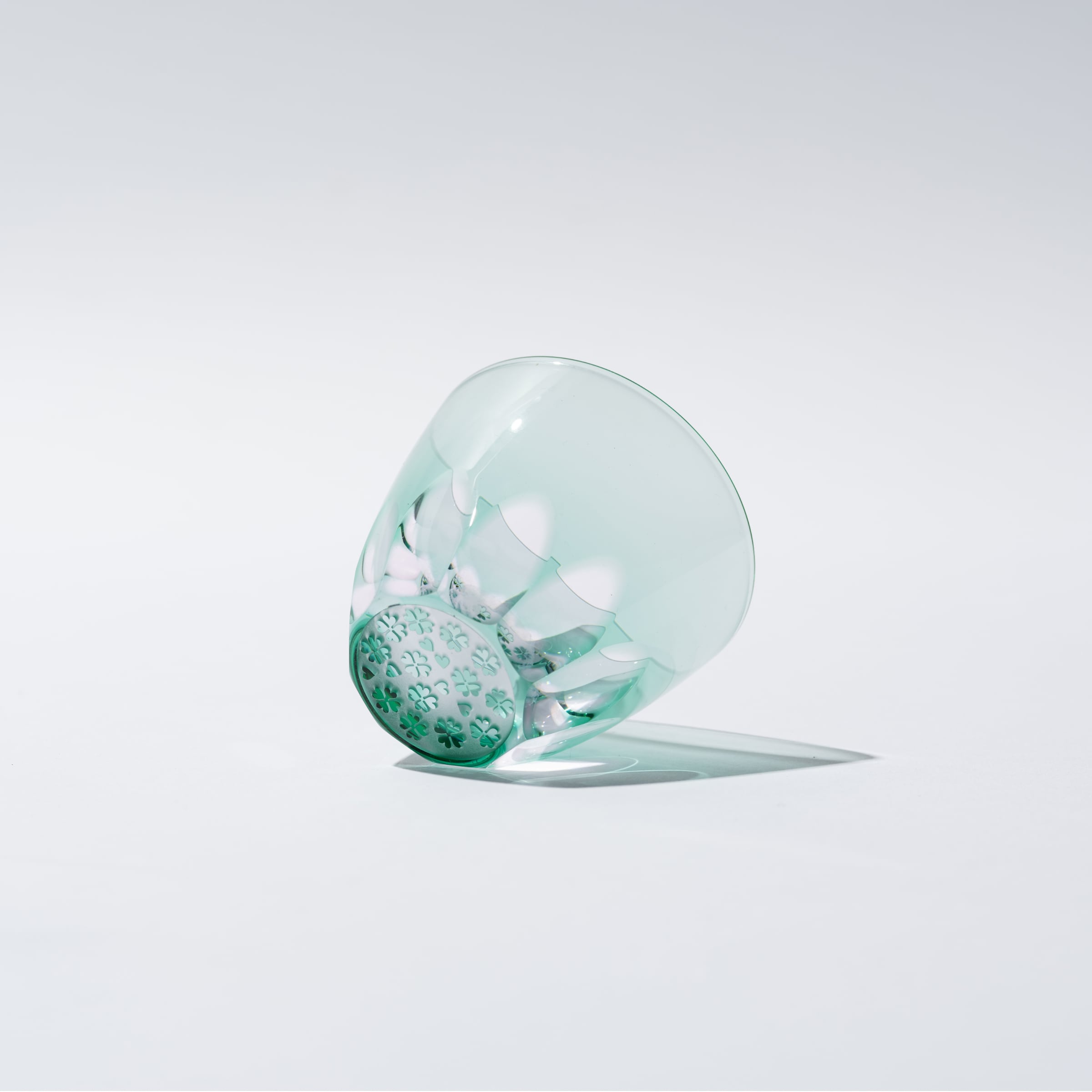 クローバー（緑×ピンク）ぐい呑 | 椎名切子（GLASS-LAB) 江戸切子・砂