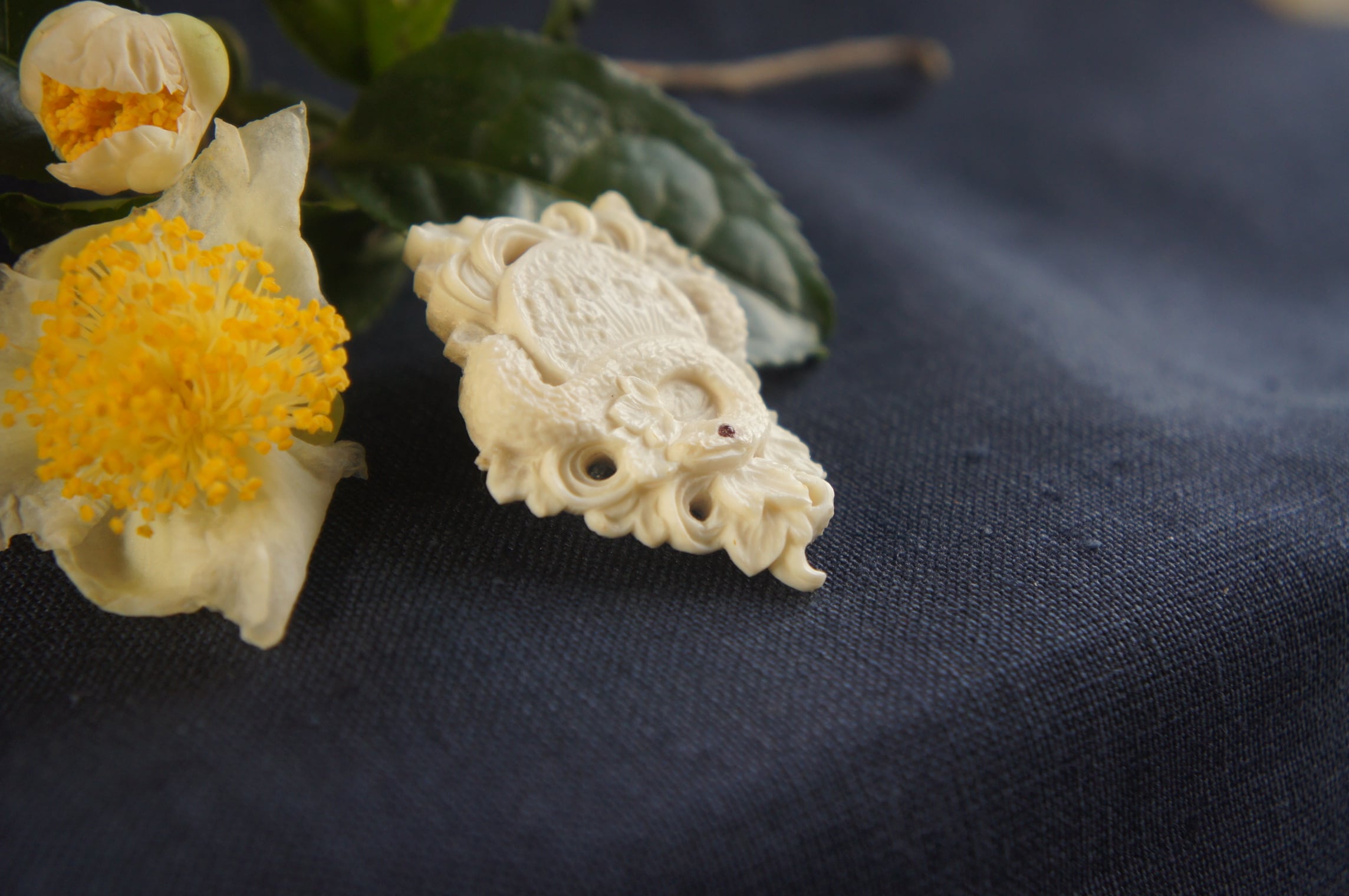 鹿角彫刻の帯留め「月齢」蛇と蔓草 | deer bone 