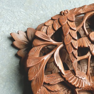 彫りが美しい、仲睦まじい鳥の壁飾り｜木彫り 透かし彫り 鳥と花のヴィンテージオブジェ