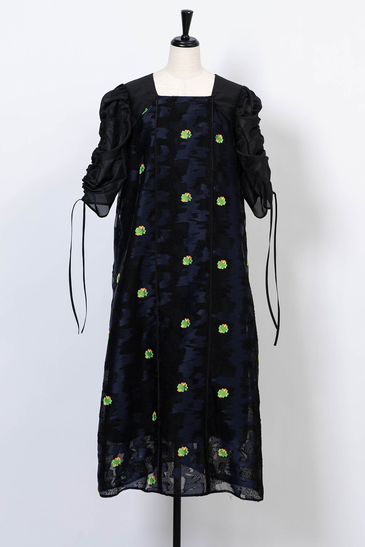 Coral Jaquard Sleeve Shiring Dress BLACK