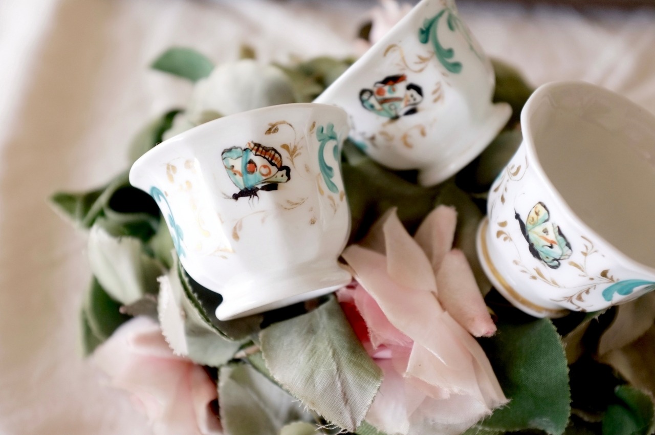 ラスト フランス 19世紀 エメラルドと蝶々と手彩色カップ&ソーサー パリ窯 アンティーク