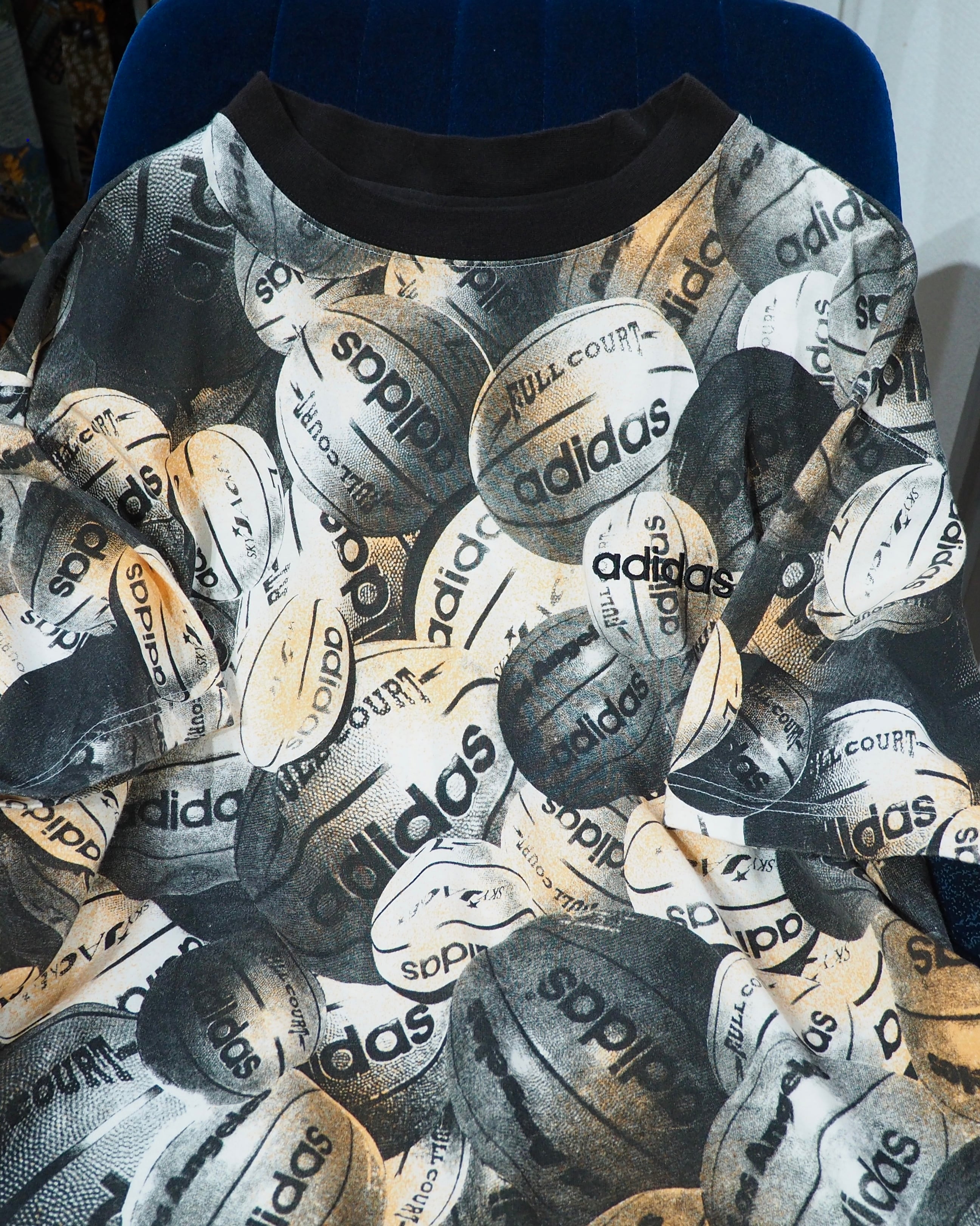 1990s ” Old adidas ” Many Many Basketball printed vintage loose SS Tee